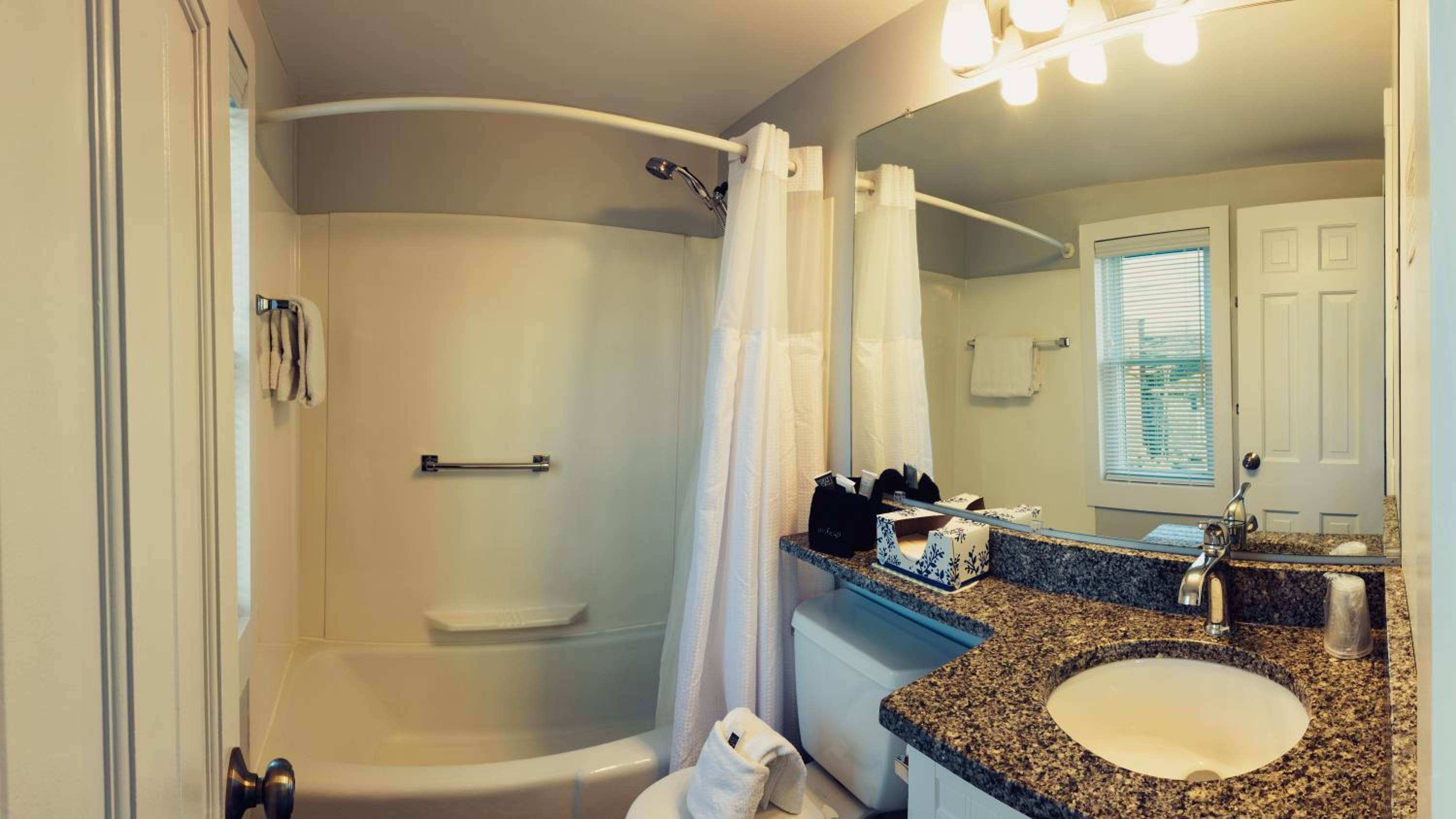 Bearskin Neck Motor Lodge