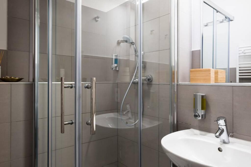 SC 05 by ROCKCHAIR Apartments l SUPERHOST Status l 2 Bedrooms Boxspringbeds Balcony Elevator - Cozy Family & Business Flair welcomes you!