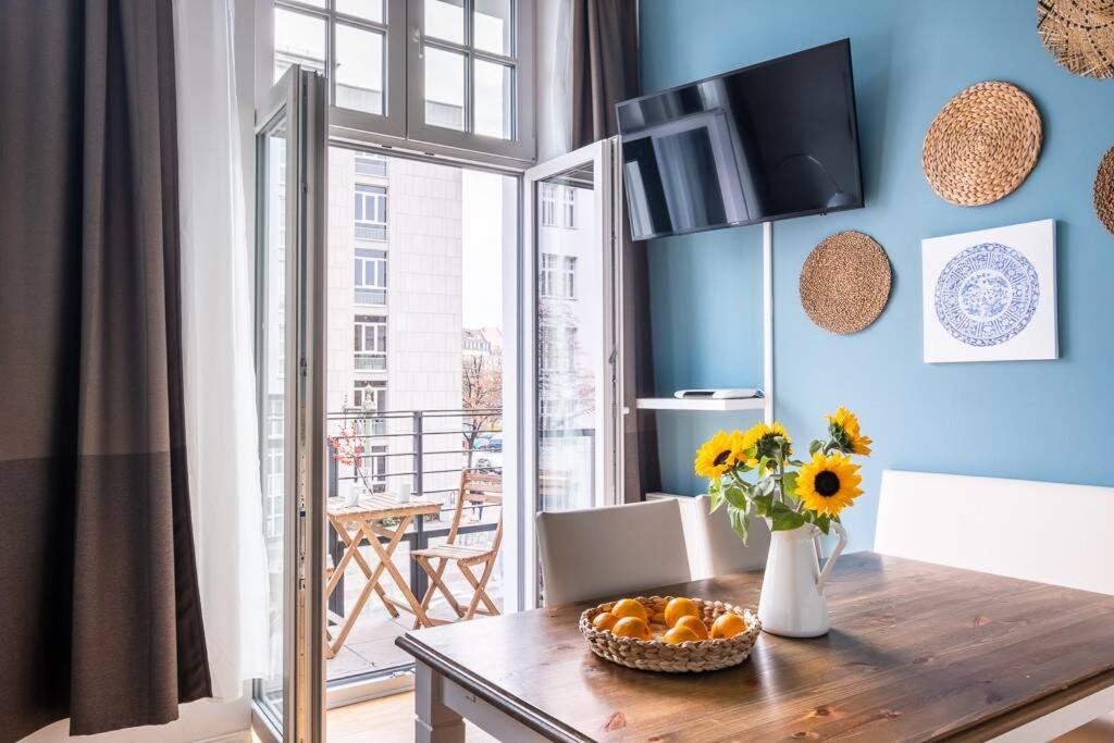 SC 05 by ROCKCHAIR Apartments l SUPERHOST Status l 2 Bedrooms Boxspringbeds Balcony Elevator - Cozy Family & Business Flair welcomes you!