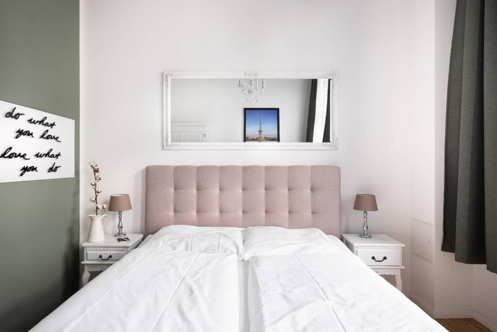 SC 05 by ROCKCHAIR Apartments l SUPERHOST Status l 2 Bedrooms Boxspringbeds Balcony Elevator - Cozy Family & Business Flair welcomes you!