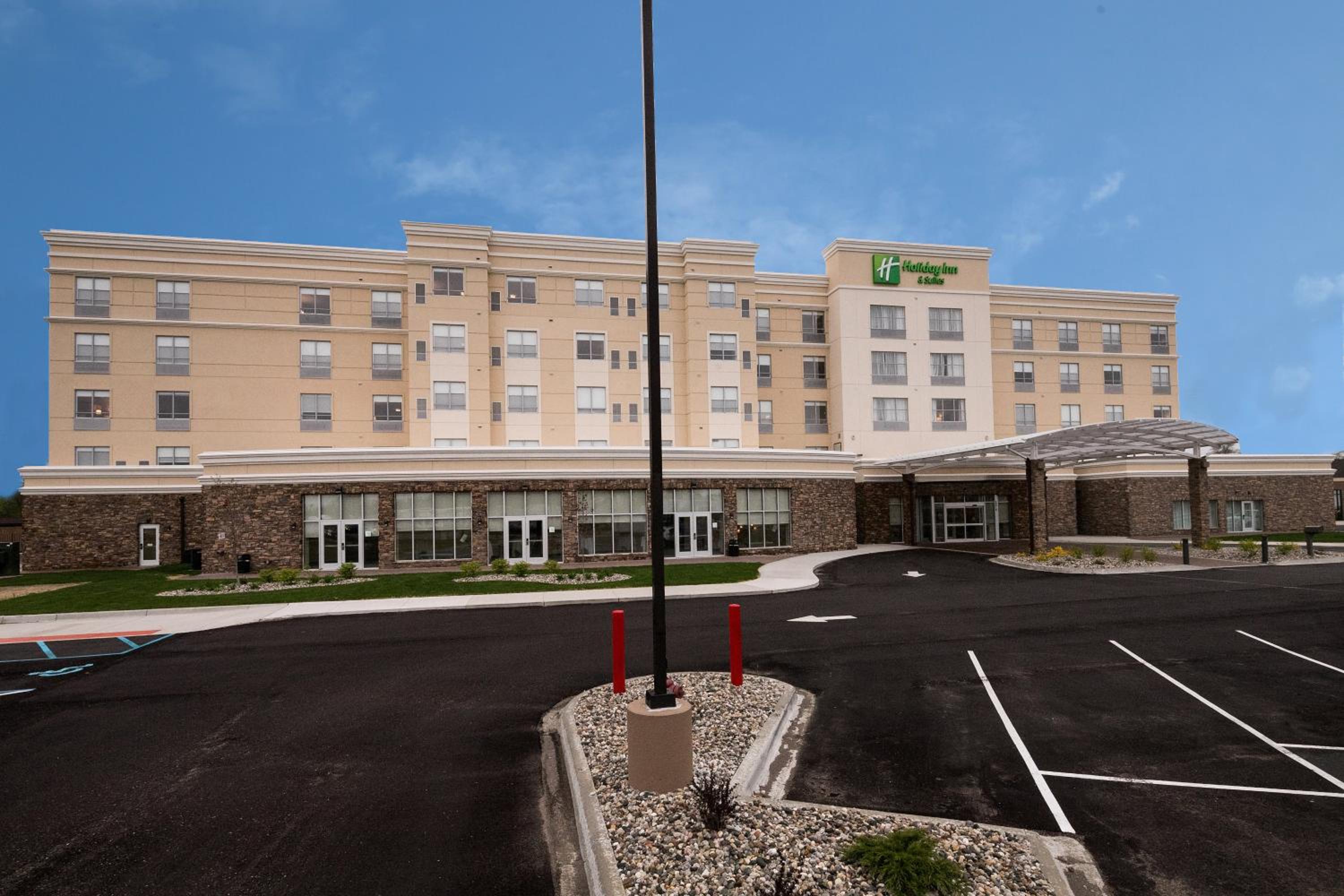 Mount Pleasant Vacations - Holiday Inn Hotel  Suites - Mount Pleasant, an IHG Hotel - Property Image 4