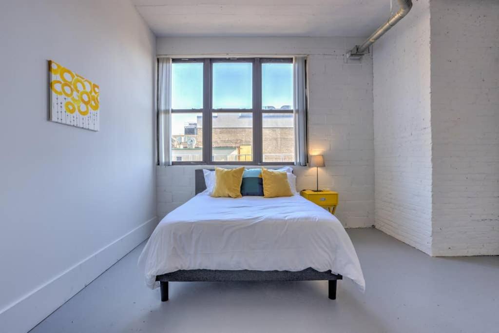 Ultra Chic Loft walk to CityMu/Aquarium/ConvnCntr view 2