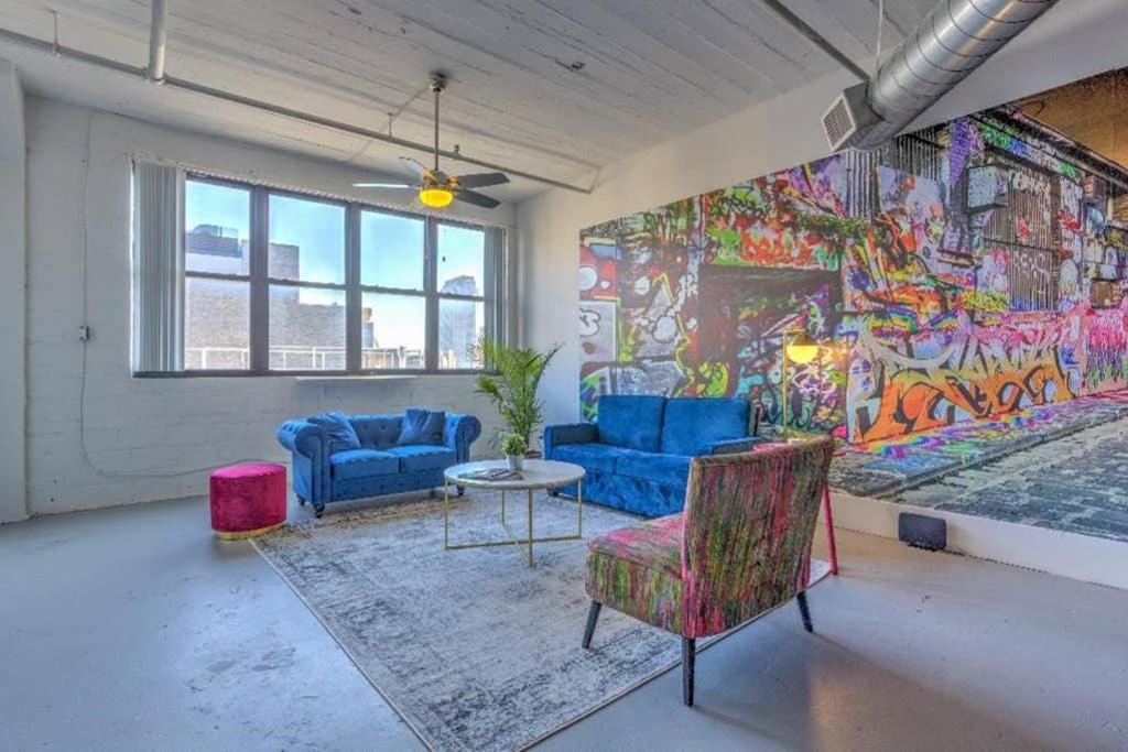 Ultra Chic Loft walk to CityMu/Aquarium/ConvnCntr view 3