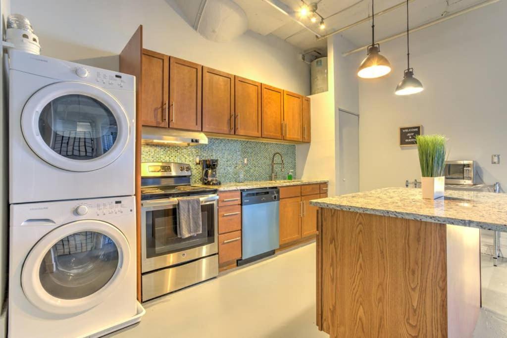 Ultra Chic Loft walk to CityMu/Aquarium/ConvnCntr view 5