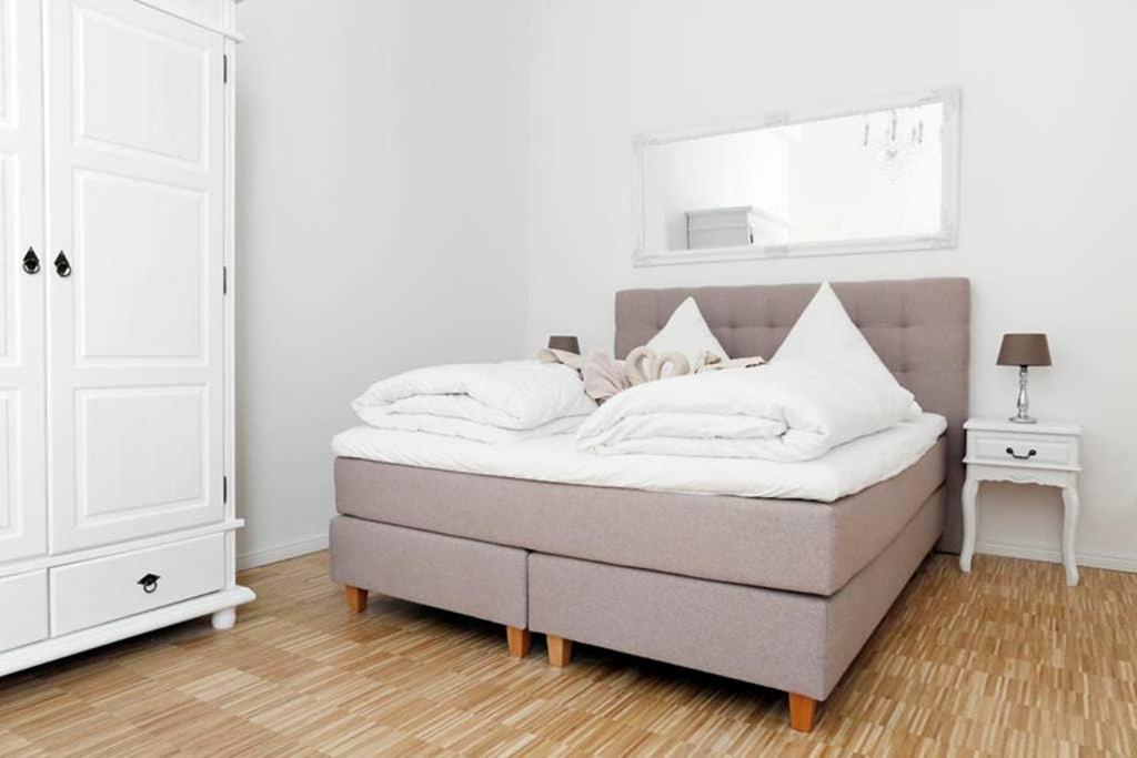 SC 06 by ROCKCHAIR Apartments l SUPERHOST Status l 4 Bedrooms Boxspringbeds 2 Bathrooms Balcony Elevator - Cozy Family & Business Flair welcomes you!