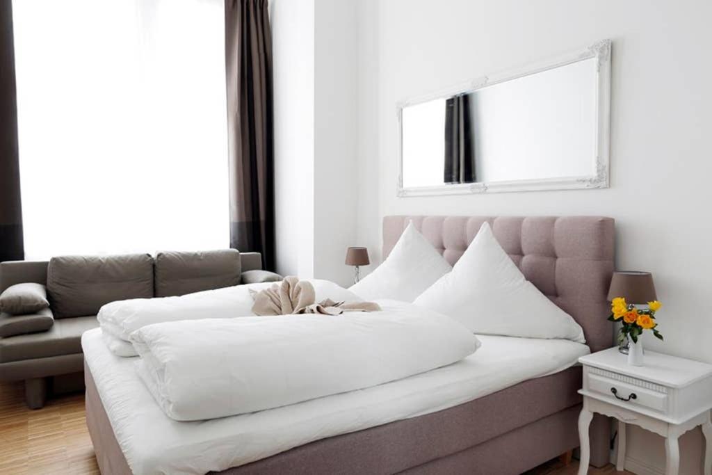 SC 06 by ROCKCHAIR Apartments l SUPERHOST Status l 4 Bedrooms Boxspringbeds 2 Bathrooms Balcony Elevator - Cozy Family & Business Flair welcomes you!