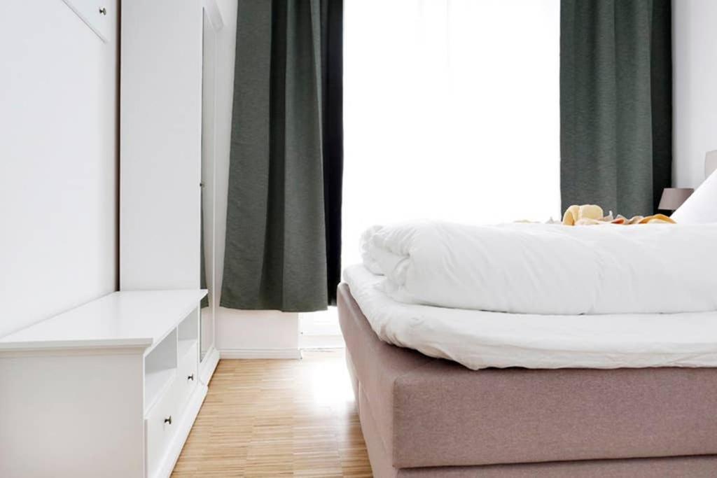 SC 06 by ROCKCHAIR Apartments l SUPERHOST Status l 4 Bedrooms Boxspringbeds 2 Bathrooms Balcony Elevator - Cozy Family & Business Flair welcomes you!