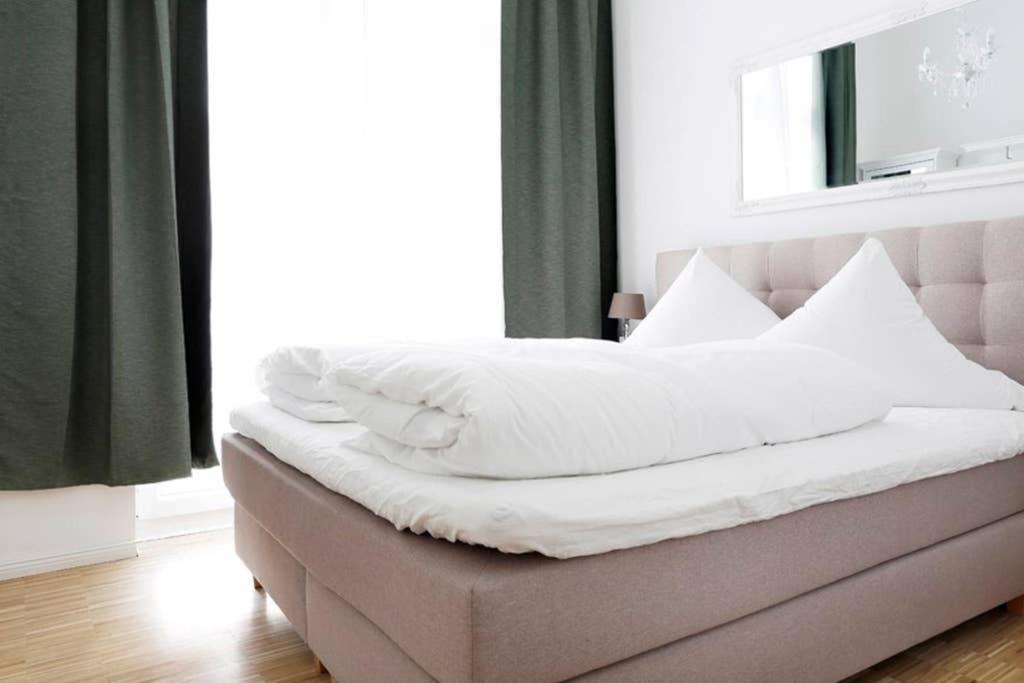 SC 06 by ROCKCHAIR Apartments l SUPERHOST Status l 4 Bedrooms Boxspringbeds 2 Bathrooms Balcony Elevator - Cozy Family & Business Flair welcomes you!