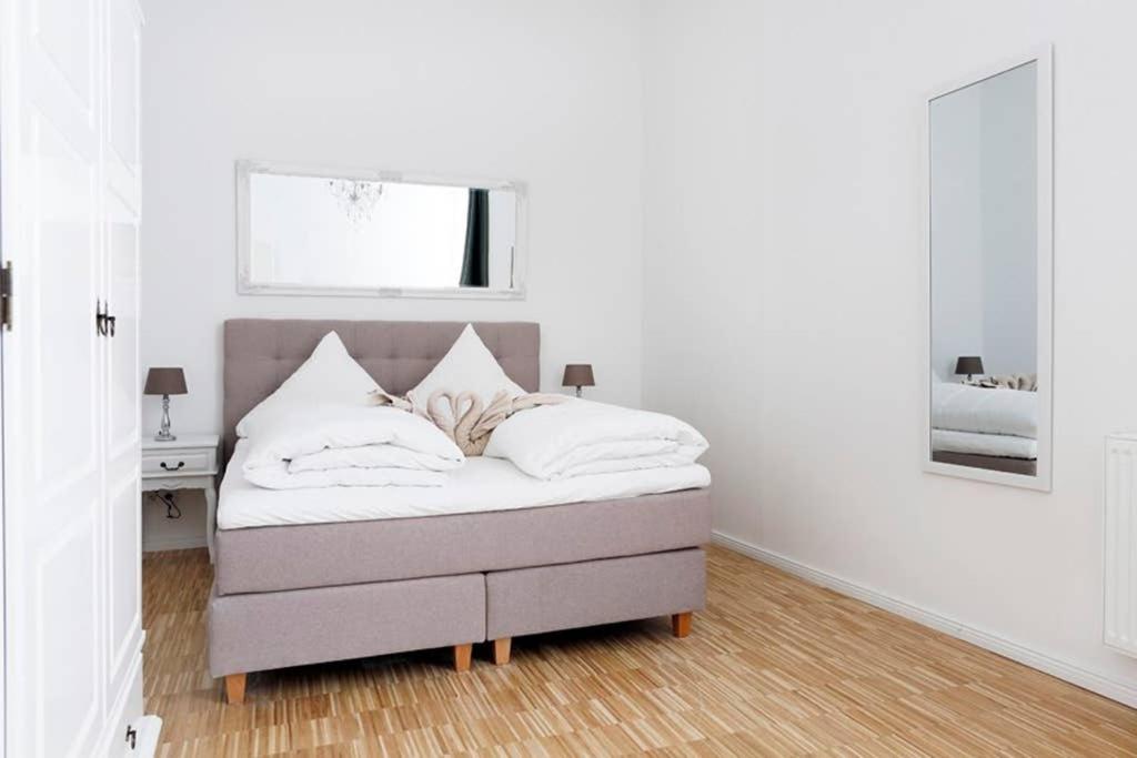 SC 06 by ROCKCHAIR Apartments l SUPERHOST Status l 4 Bedrooms Boxspringbeds 2 Bathrooms Balcony Elevator - Cozy Family & Business Flair welcomes you!