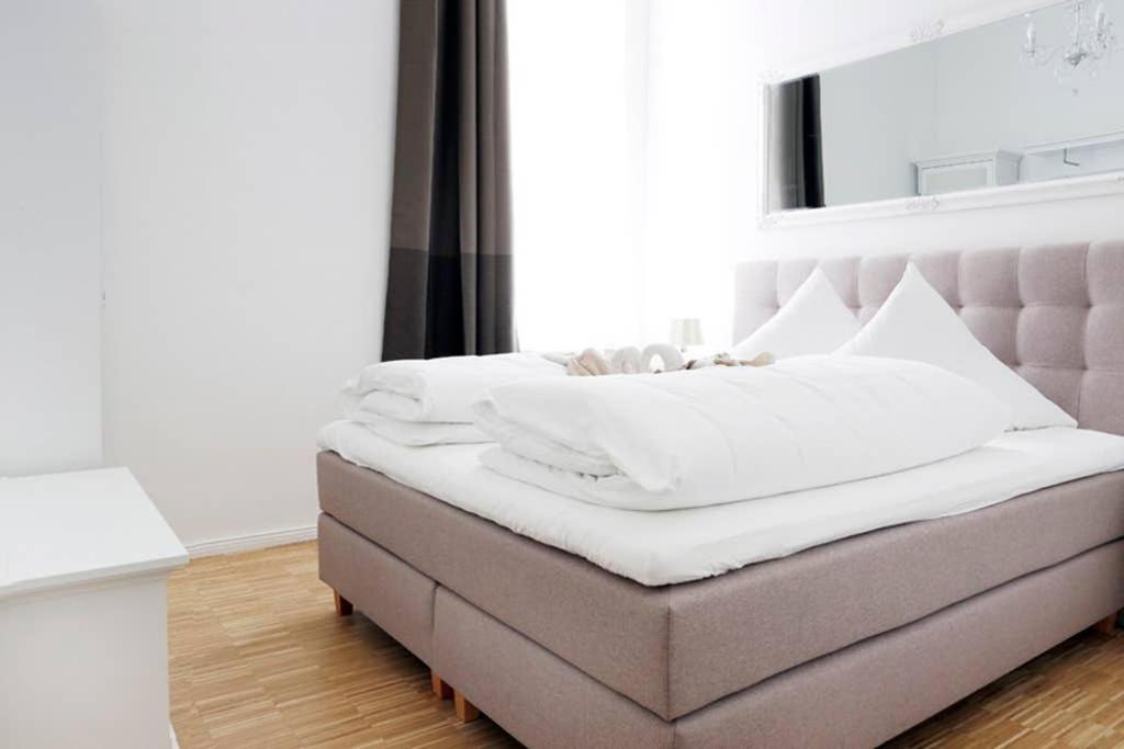 SC 06 by ROCKCHAIR Apartments l SUPERHOST Status l 4 Bedrooms Boxspringbeds 2 Bathrooms Balcony Elevator - Cozy Family & Business Flair welcomes you!