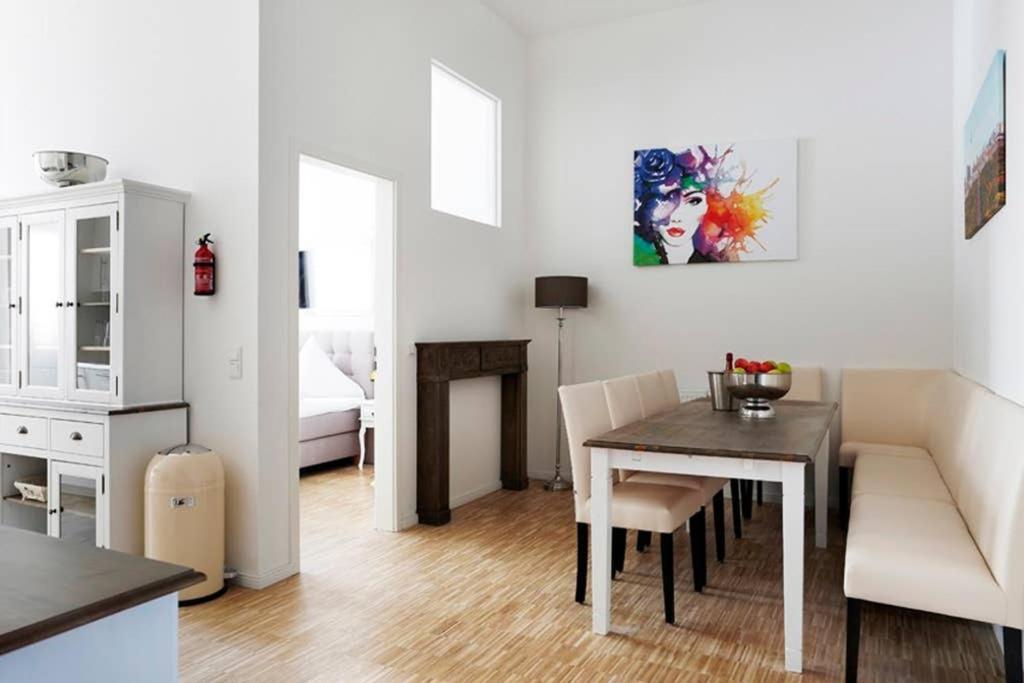 SC 06 by ROCKCHAIR Apartments l SUPERHOST Status l 4 Bedrooms Boxspringbeds 2 Bathrooms Balcony Elevator - Cozy Family & Business Flair welcomes you!