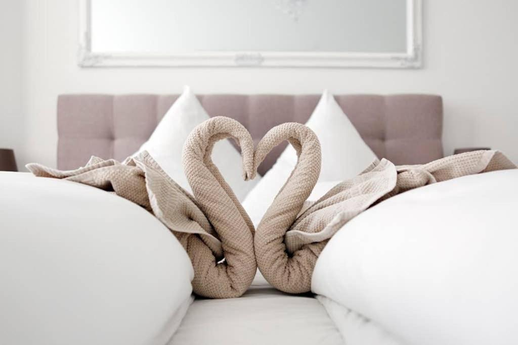 SC 06 by ROCKCHAIR Apartments l SUPERHOST Status l 4 Bedrooms Boxspringbeds 2 Bathrooms Balcony Elevator - Cozy Family & Business Flair welcomes you!
