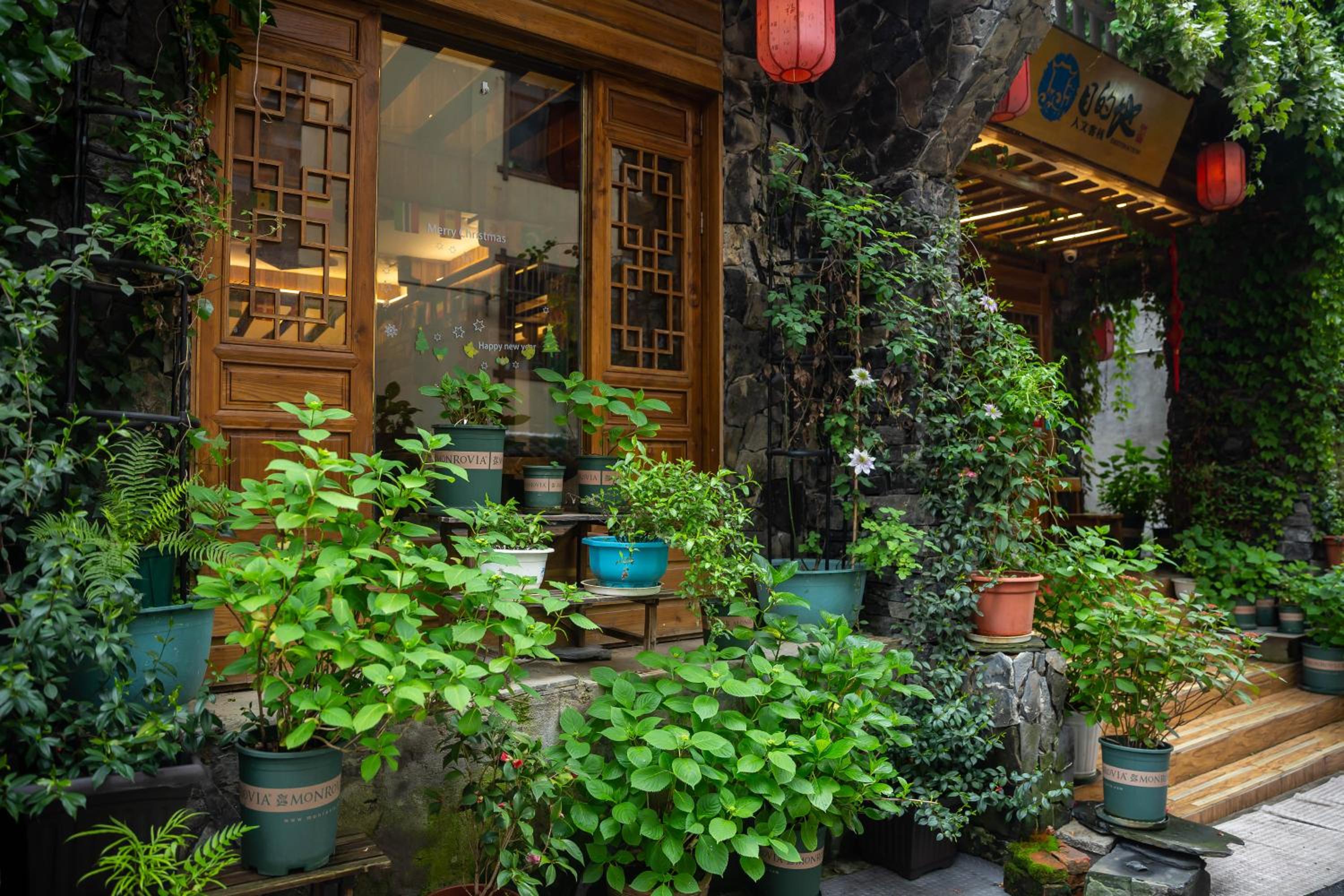 Destination Youth Hostel-Walk 5 minutes to east entrance of national park,Coffee,Book tickets,Laundry service,Experienced tour guide service