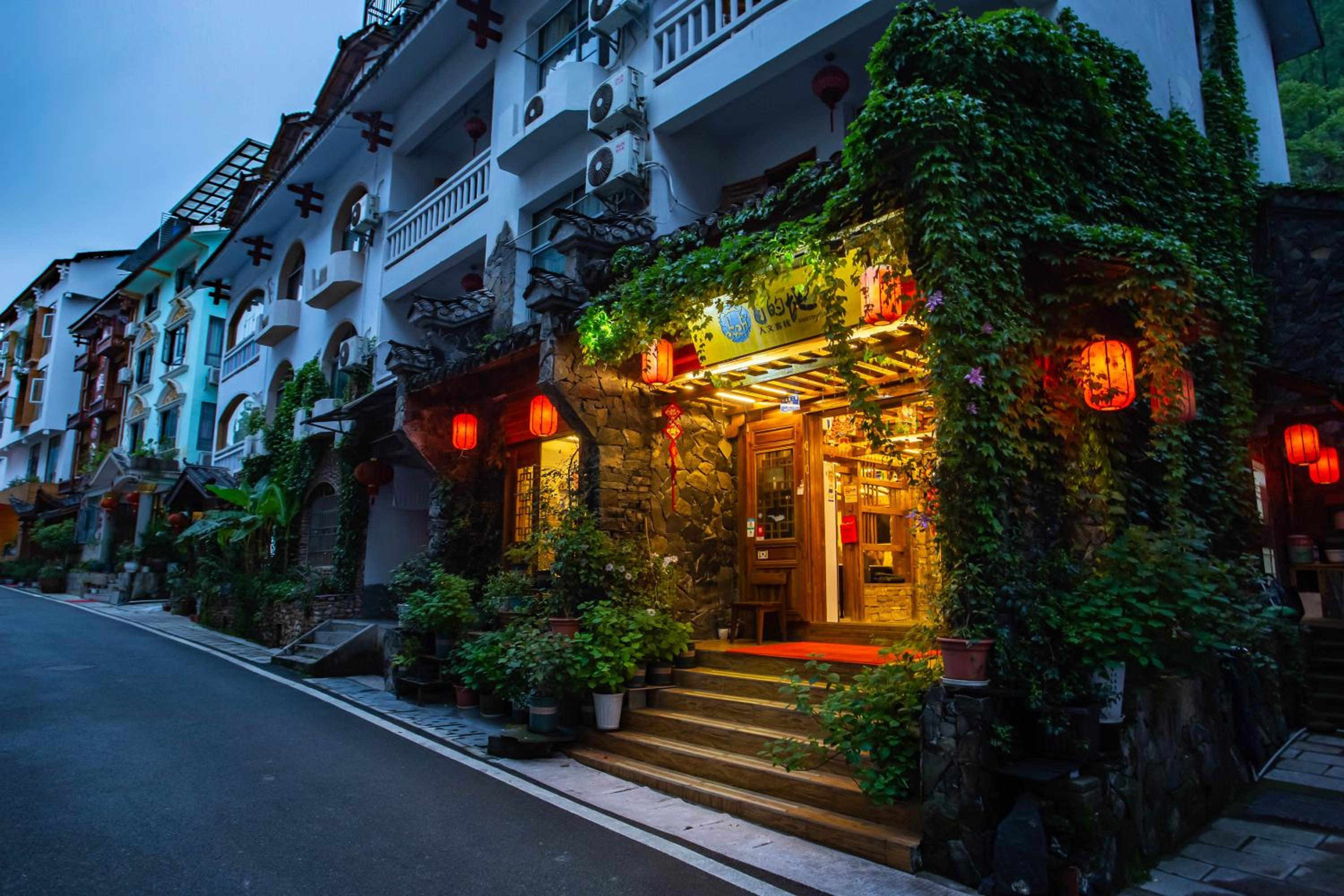 Destination Youth Hostel-Walk 5 minutes to east entrance of national park,Coffee,Book tickets,Laundry service,Experienced tour guide service