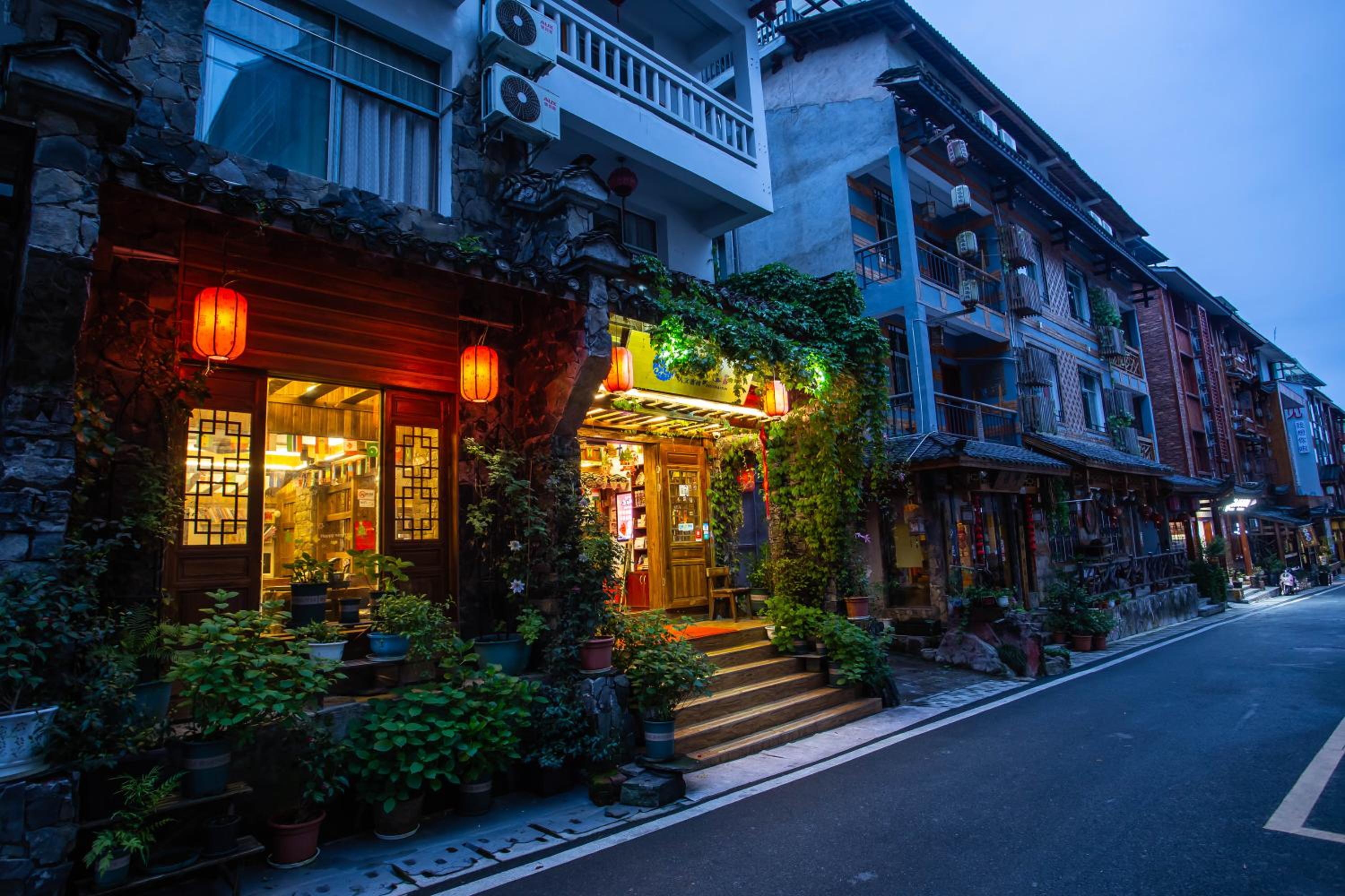 Destination Youth Hostel-Walk 5 minutes to east entrance of national park,Coffee,Book tickets,Laundry service,Experienced tour guide service