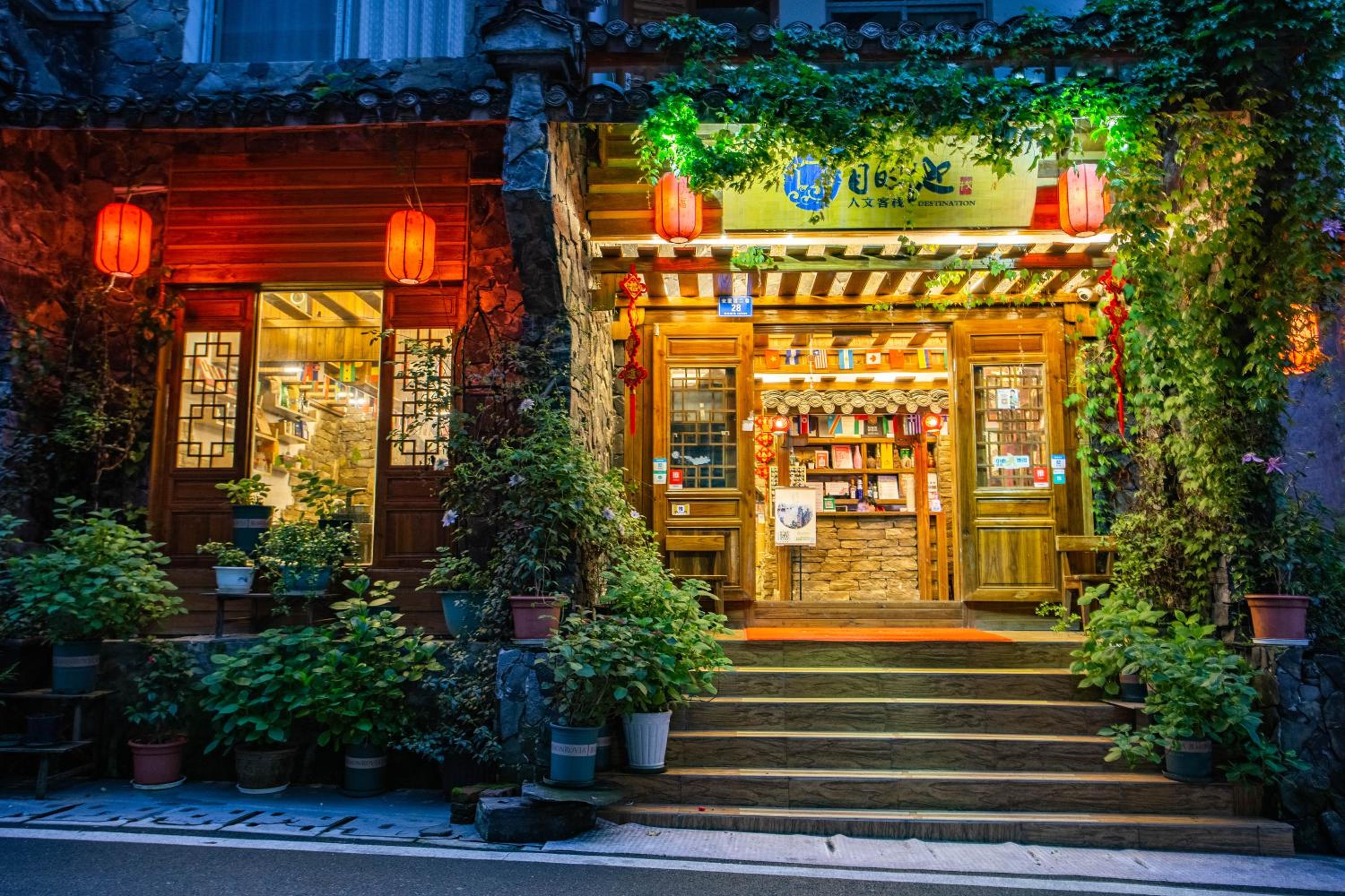 Destination Youth Hostel-Walk 5 minutes to east entrance of national park,Coffee,Book tickets,Laundry service,Experienced tour guide service