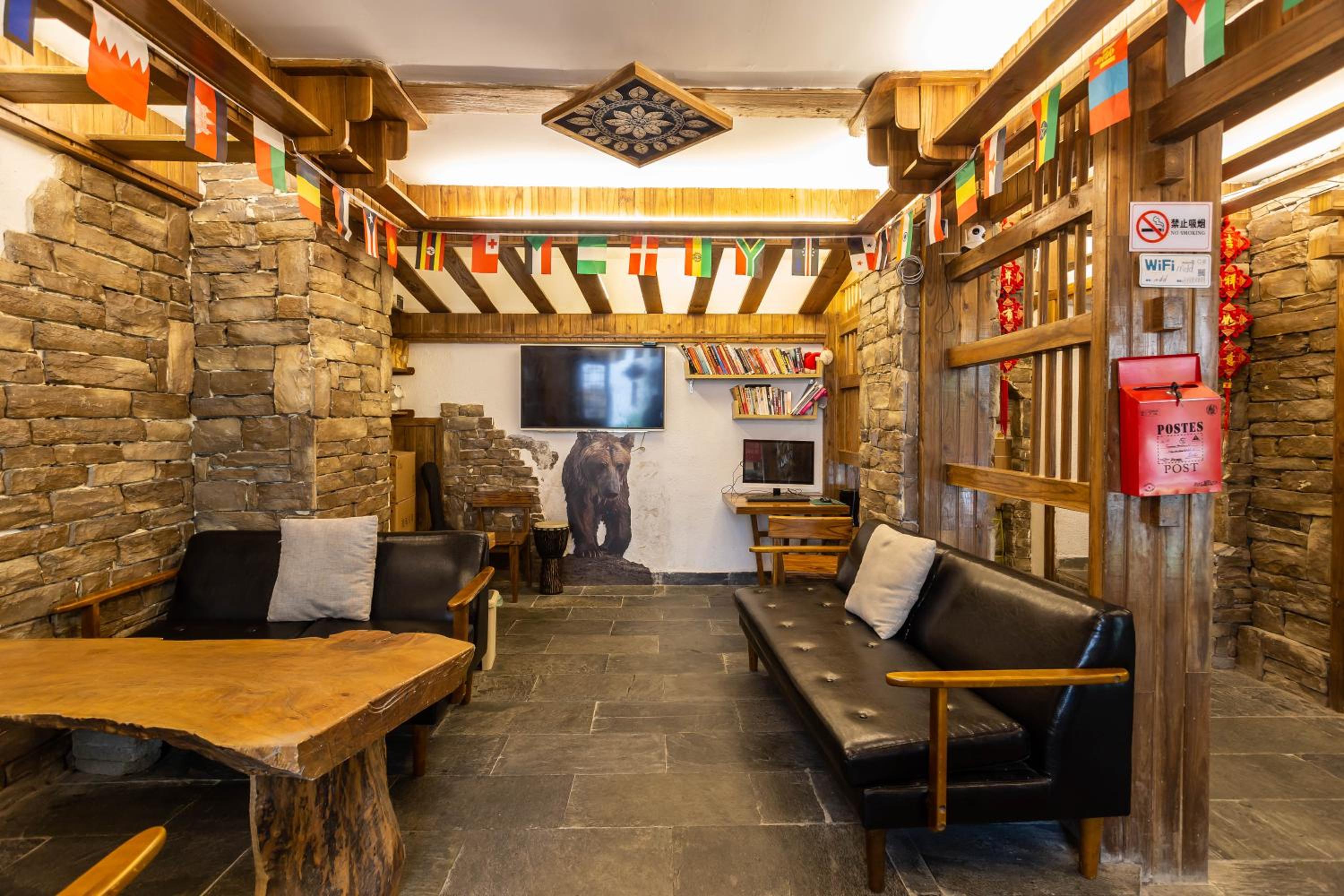 Destination Youth Hostel-Walk 5 minutes to east entrance of national park,Coffee,Book tickets,Laundry service,Experienced tour guide service
