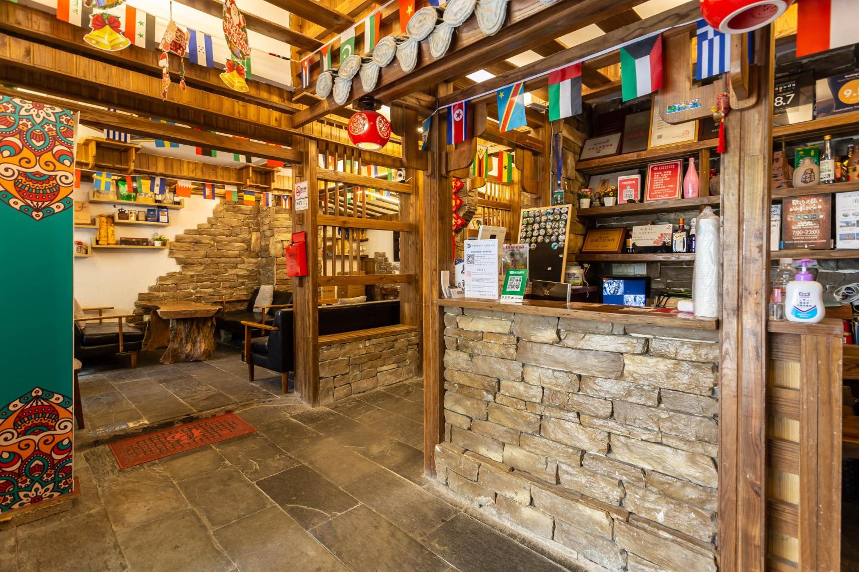 Destination Youth Hostel-Walk 5 minutes to east entrance of national park,Coffee,Book tickets,Laundry service,Experienced tour guide service