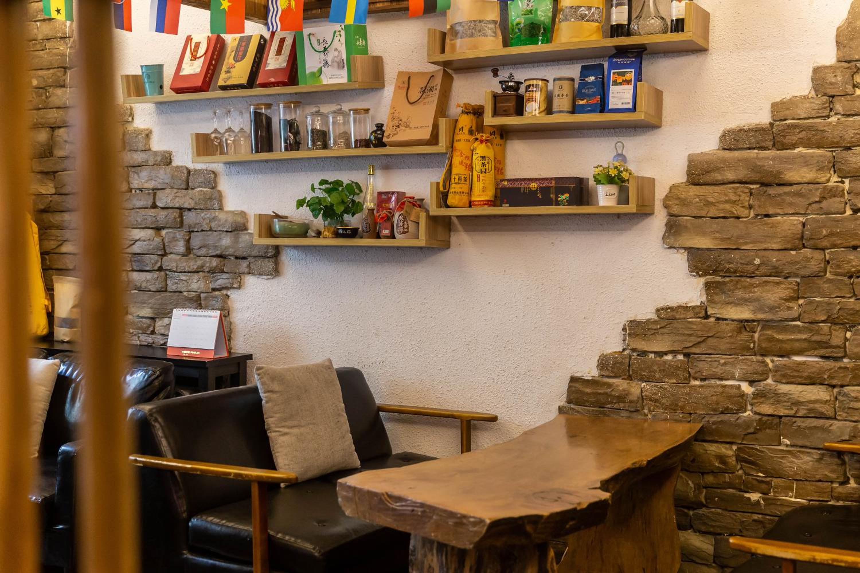 Destination Youth Hostel-Walk 5 minutes to east entrance of national park,Coffee,Book tickets,Laundry service,Experienced tour guide service
