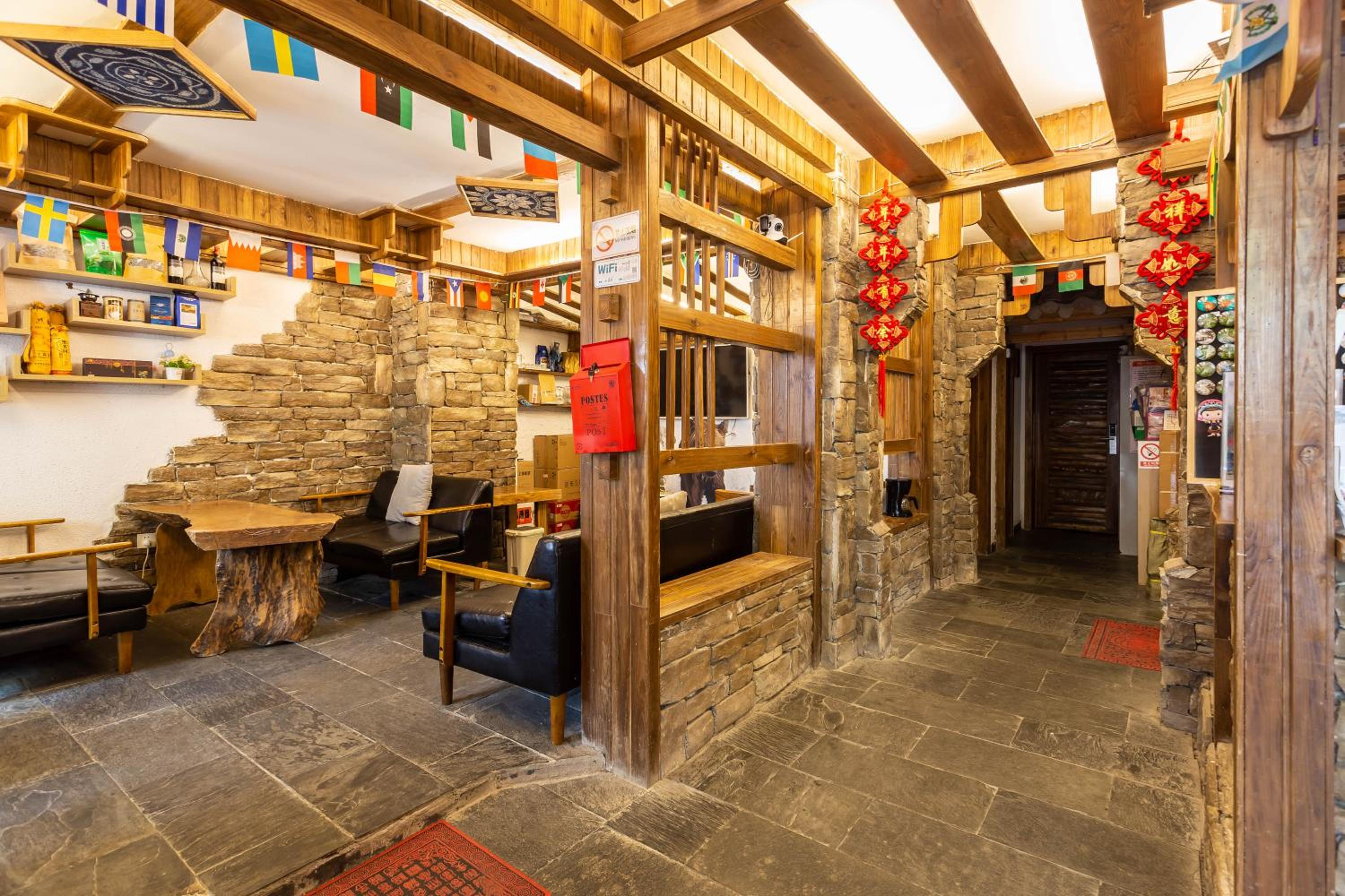 Destination Youth Hostel-Walk 5 minutes to east entrance of national park,Coffee,Book tickets,Laundry service,Experienced tour guide service