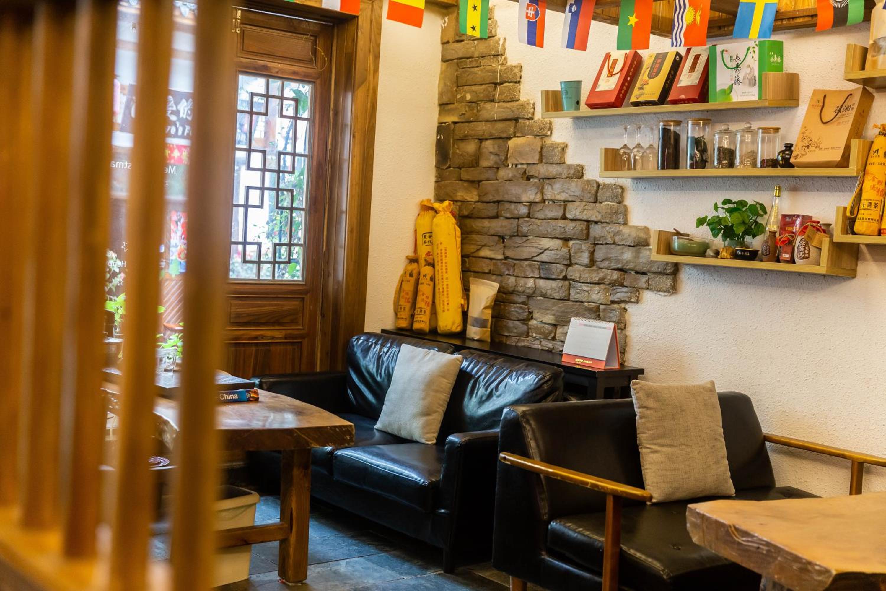 Destination Youth Hostel-Walk 5 minutes to east entrance of national park,Coffee,Book tickets,Laundry service,Experienced tour guide service