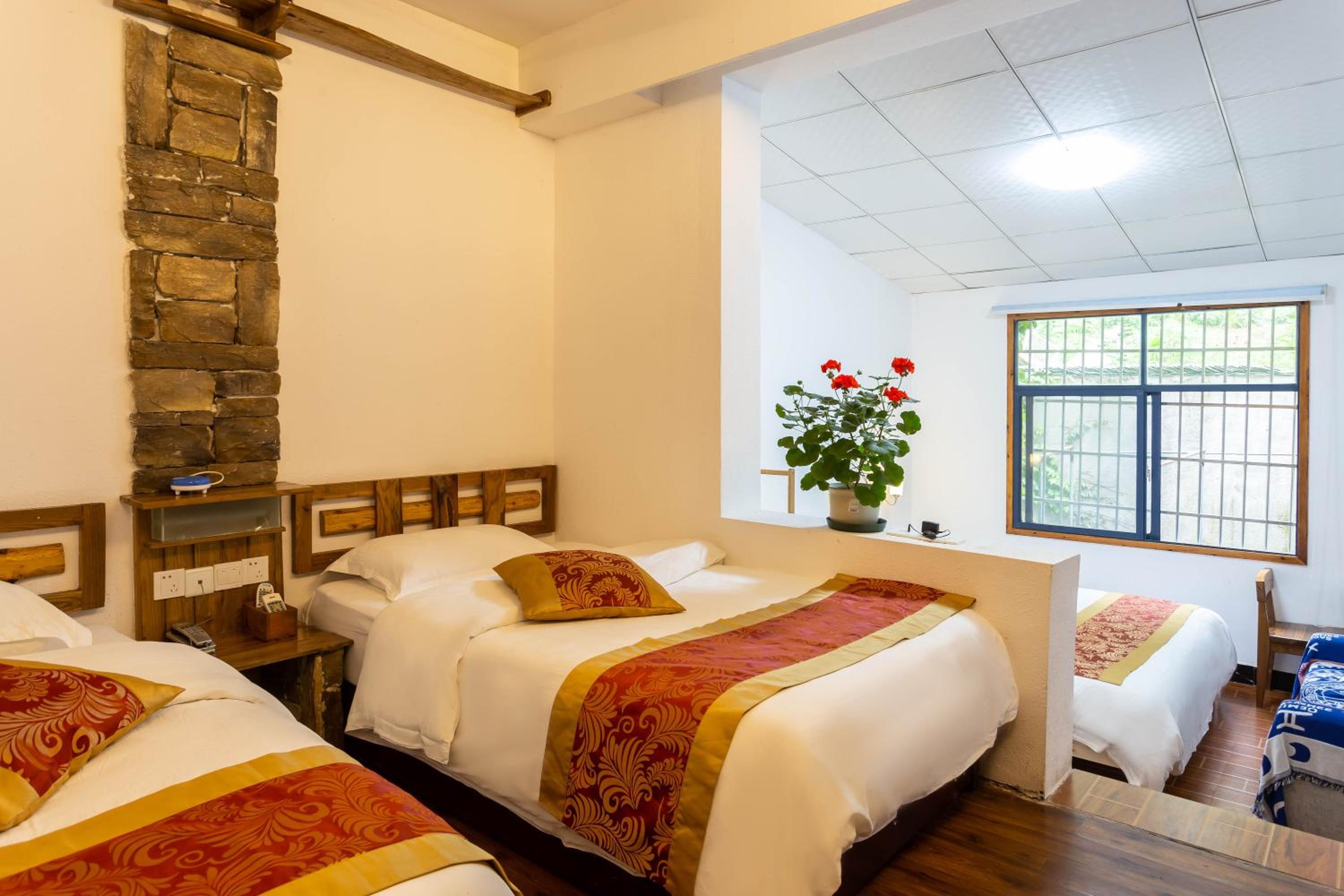 Destination Youth Hostel-Walk 5 minutes to east entrance of national park,Coffee,Book tickets,Laundry service,Experienced tour guide service