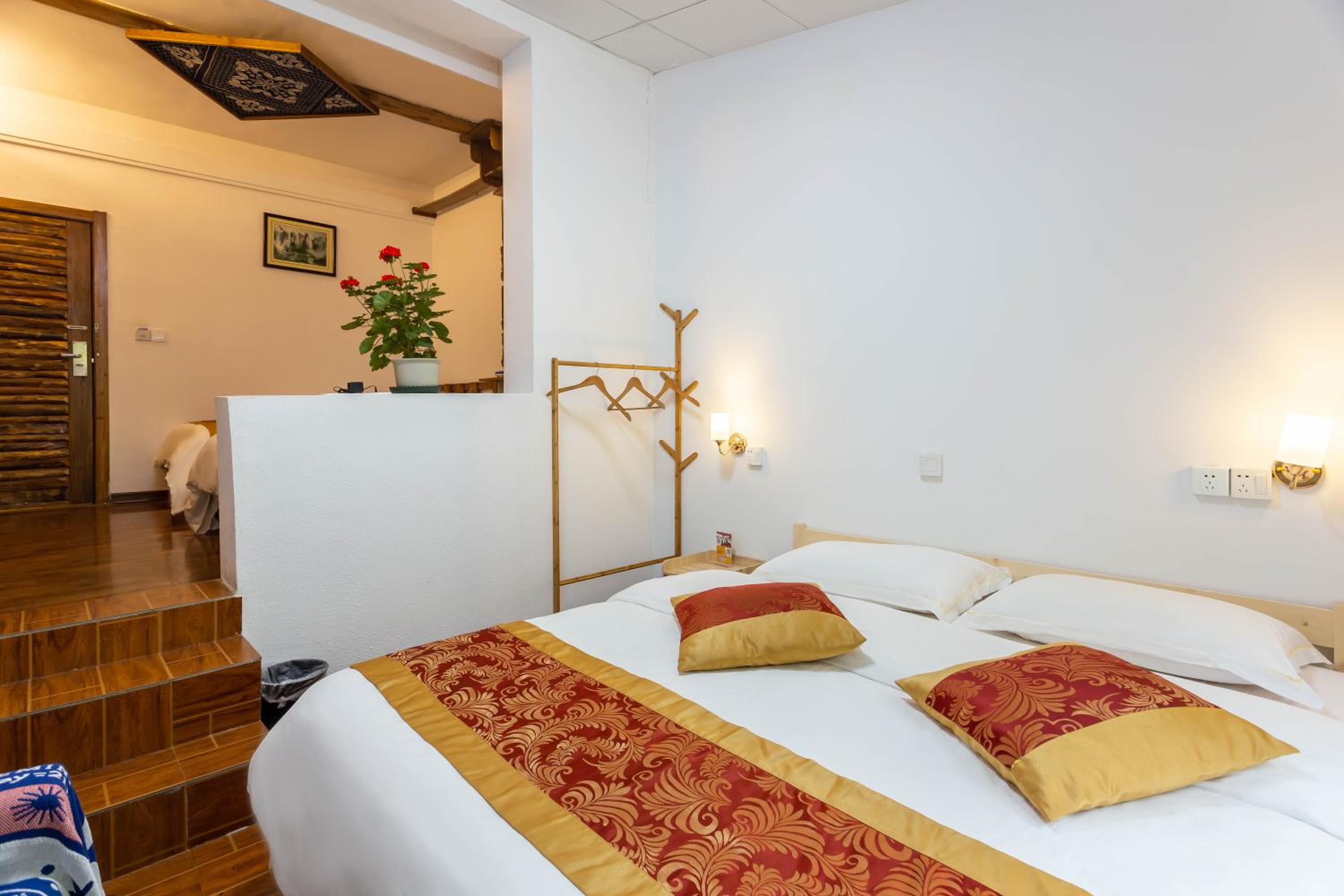 Destination Youth Hostel-Walk 5 minutes to east entrance of national park,Coffee,Book tickets,Laundry service,Experienced tour guide service