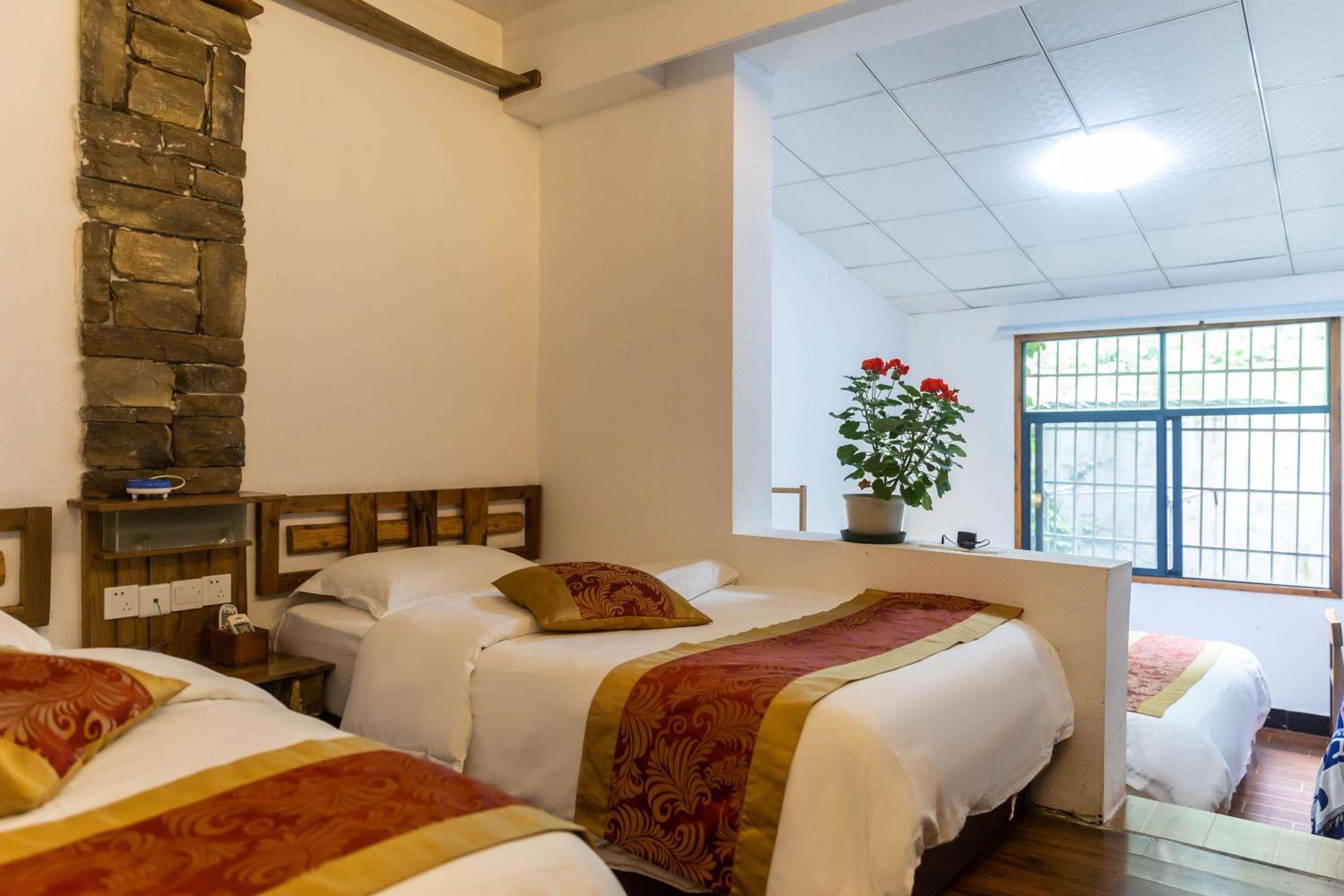 Destination Youth Hostel-Walk 5 minutes to east entrance of national park,Coffee,Book tickets,Laundry service,Experienced tour guide service