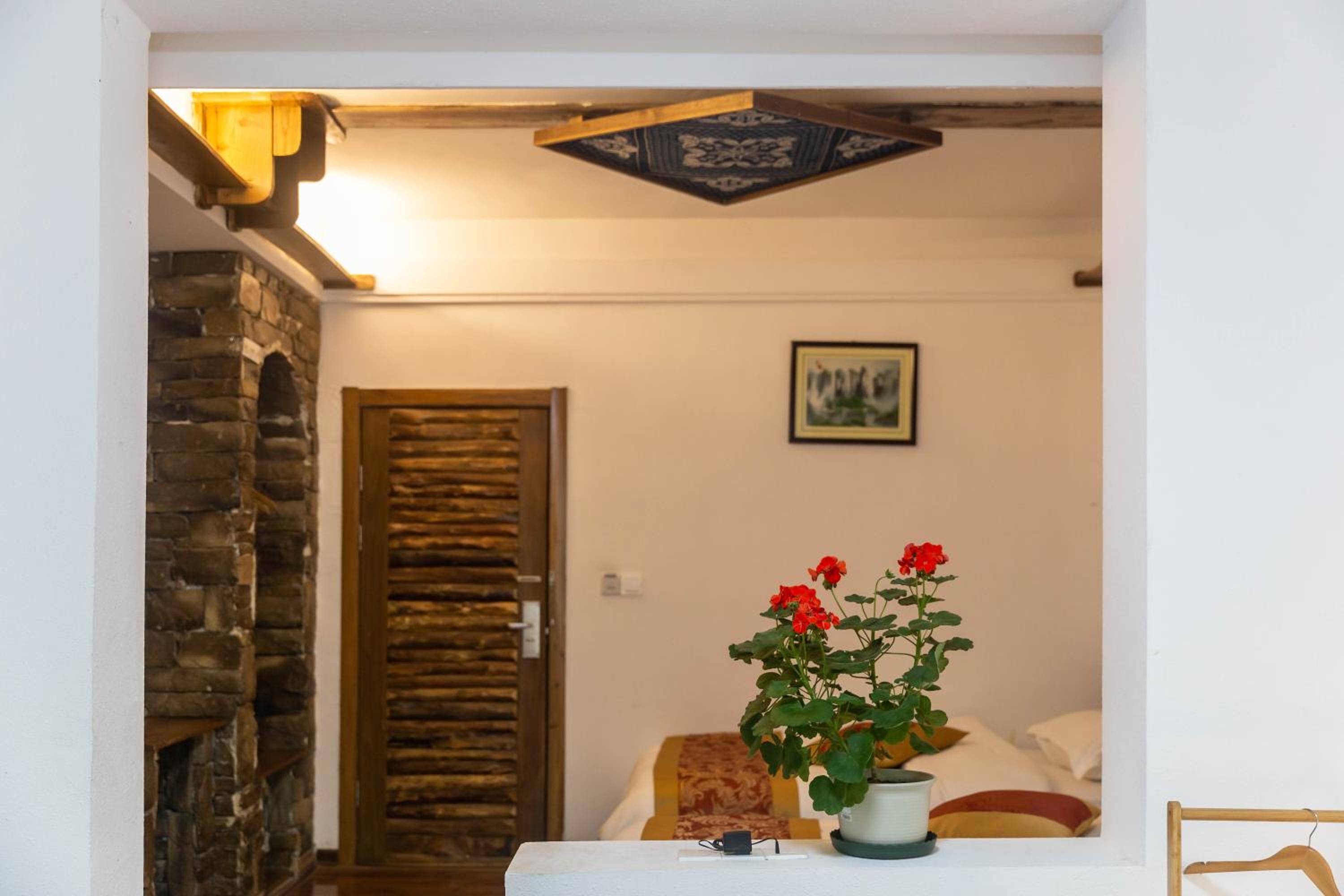 Destination Youth Hostel-Walk 5 minutes to east entrance of national park,Coffee,Book tickets,Laundry service,Experienced tour guide service