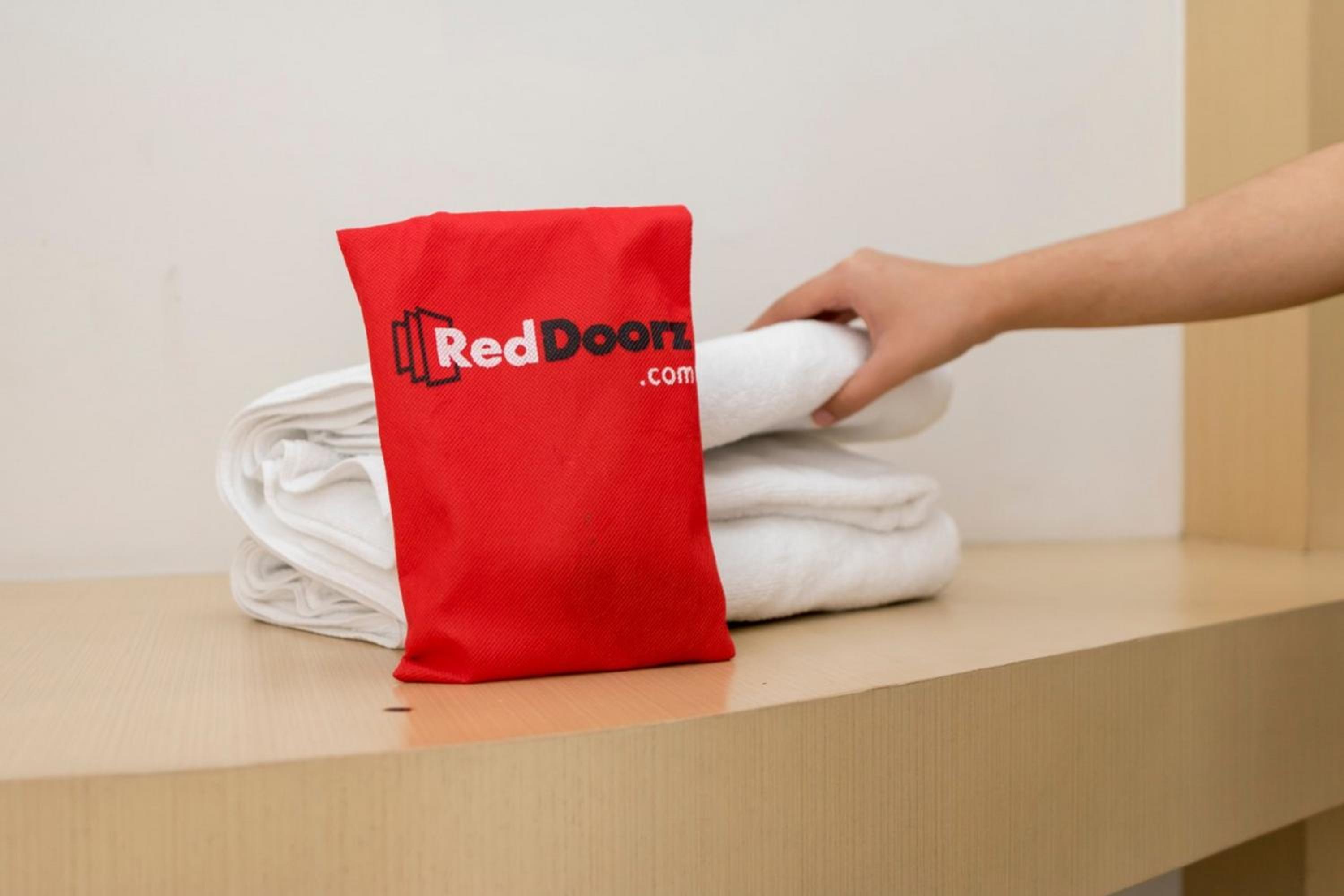RedDoorz @ Jalan Kedawung view 3