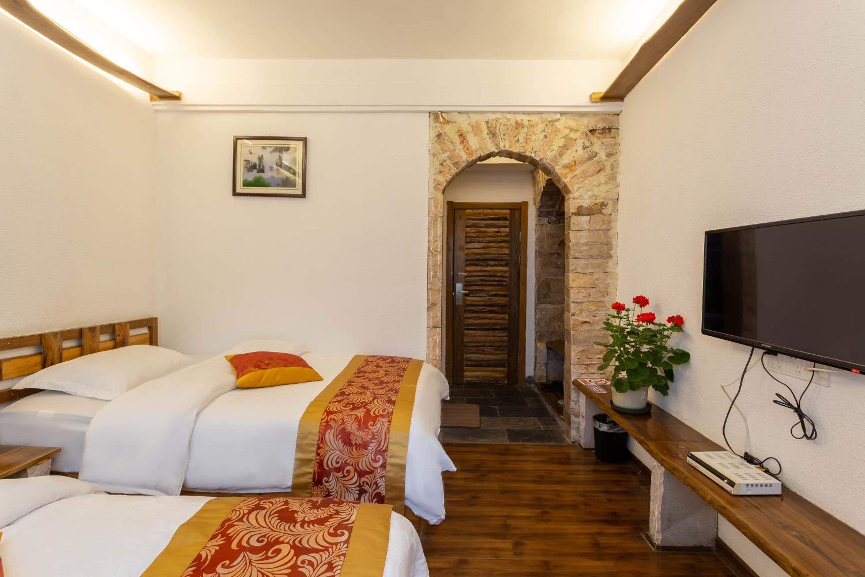 Destination Youth Hostel-Walk 5 minutes to east entrance of national park,Coffee,Book tickets,Laundry service,Experienced tour guide service