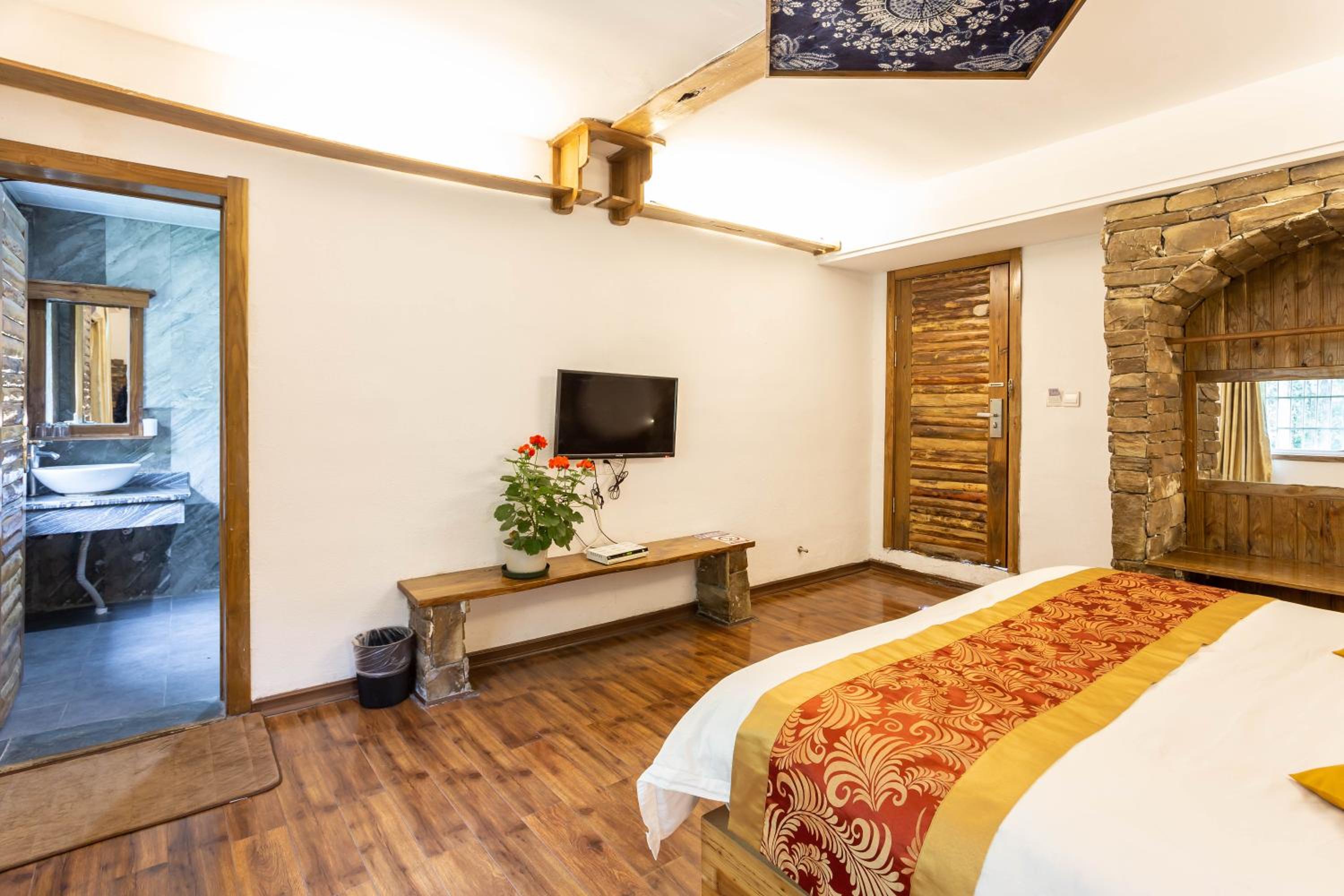Destination Youth Hostel-Walk 5 minutes to east entrance of national park,Coffee,Book tickets,Laundry service,Experienced tour guide service