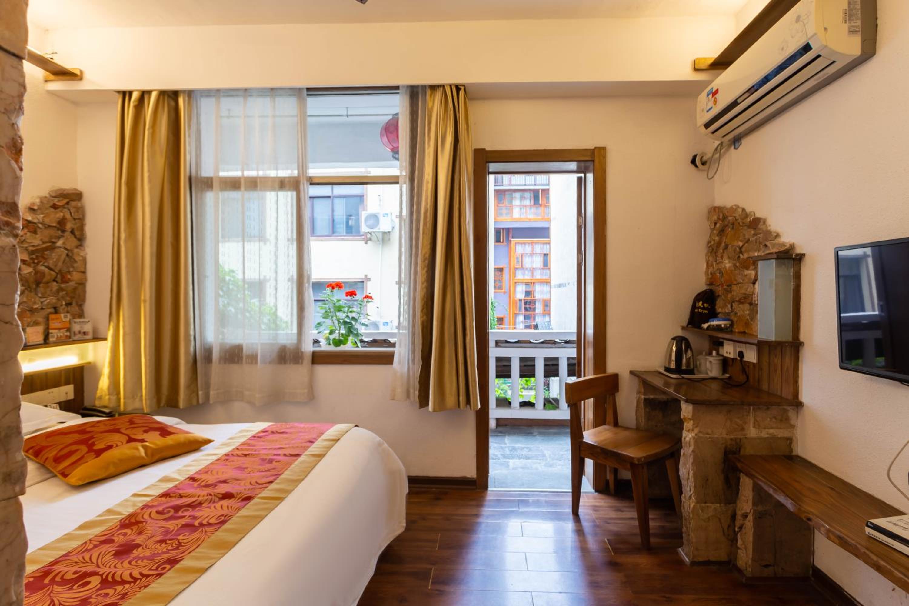 Destination Youth Hostel-Walk 5 minutes to east entrance of national park,Coffee,Book tickets,Laundry service,Experienced tour guide service
