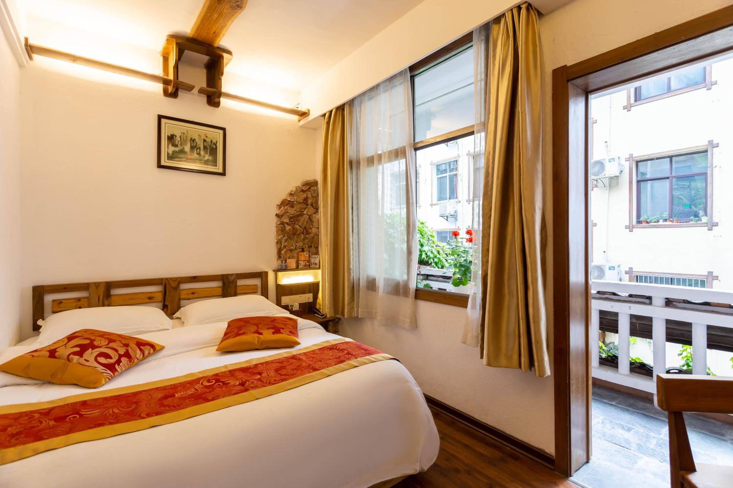 Destination Youth Hostel-Walk 5 minutes to east entrance of national park,Coffee,Book tickets,Laundry service,Experienced tour guide service