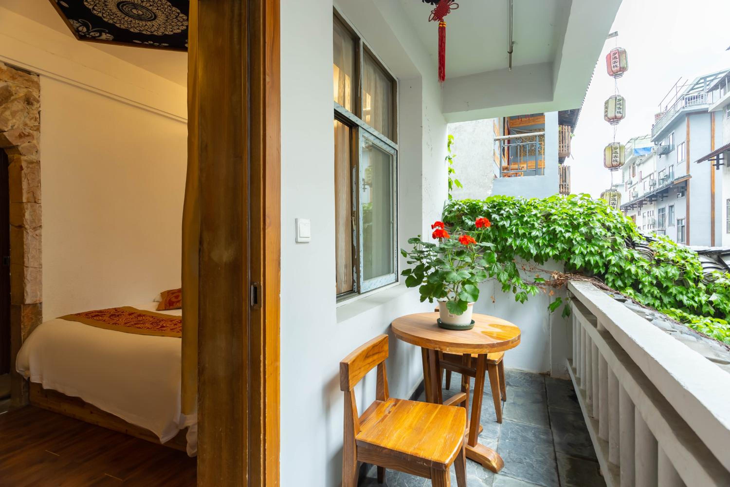Destination Youth Hostel-Walk 5 minutes to east entrance of national park,Coffee,Book tickets,Laundry service,Experienced tour guide service