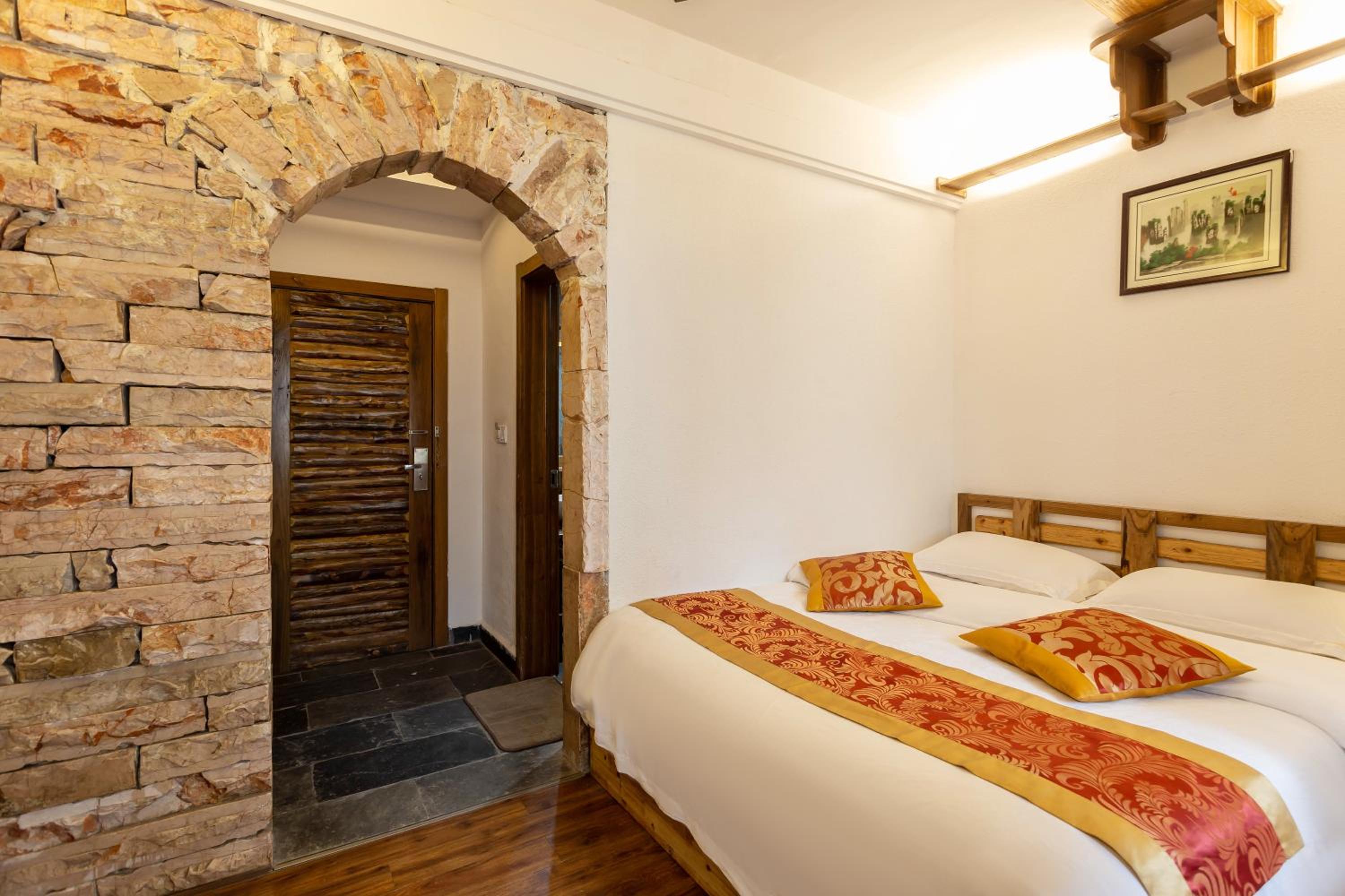 Destination Youth Hostel-Walk 5 minutes to east entrance of national park,Coffee,Book tickets,Laundry service,Experienced tour guide service