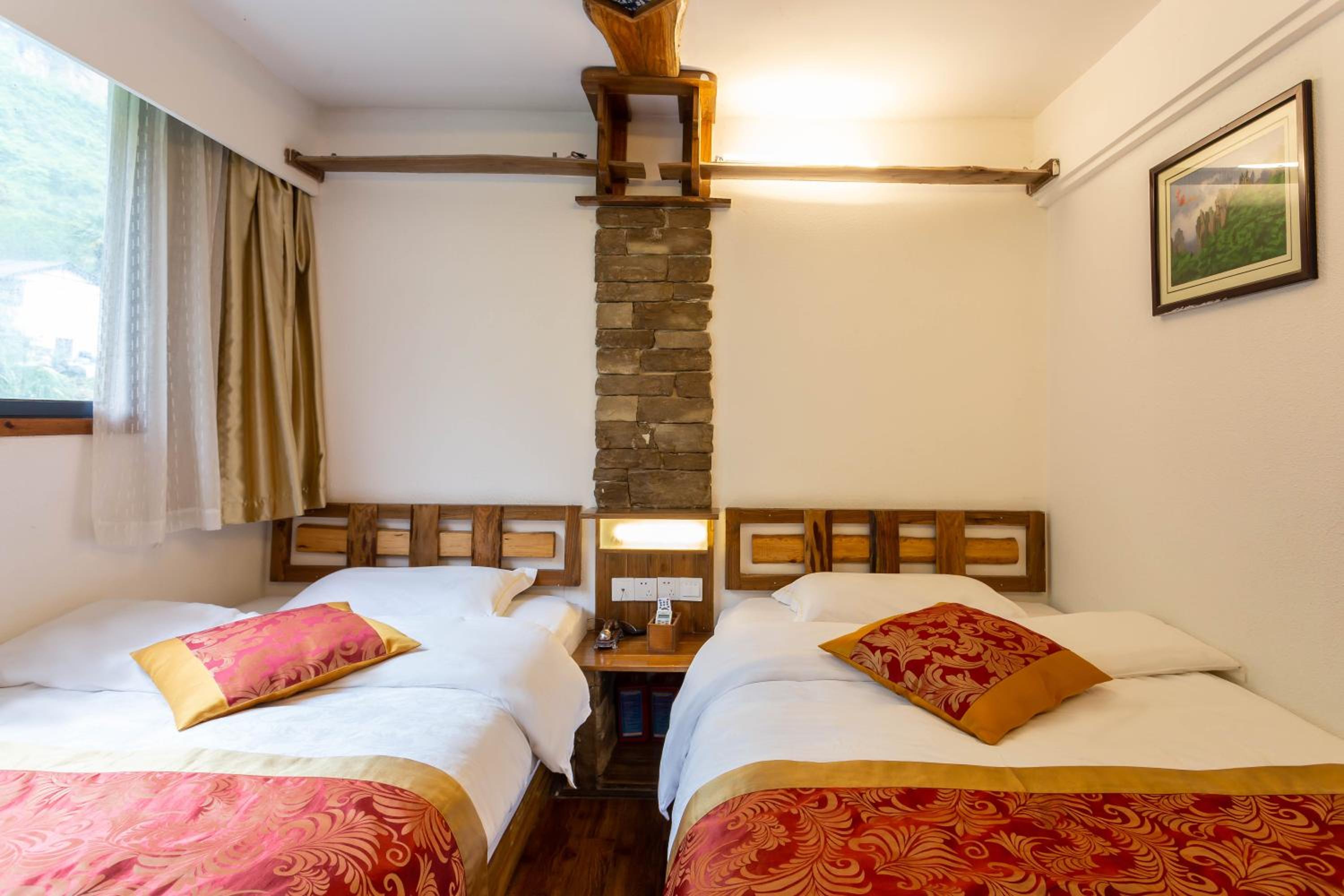 Destination Youth Hostel-Walk 5 minutes to east entrance of national park,Coffee,Book tickets,Laundry service,Experienced tour guide service