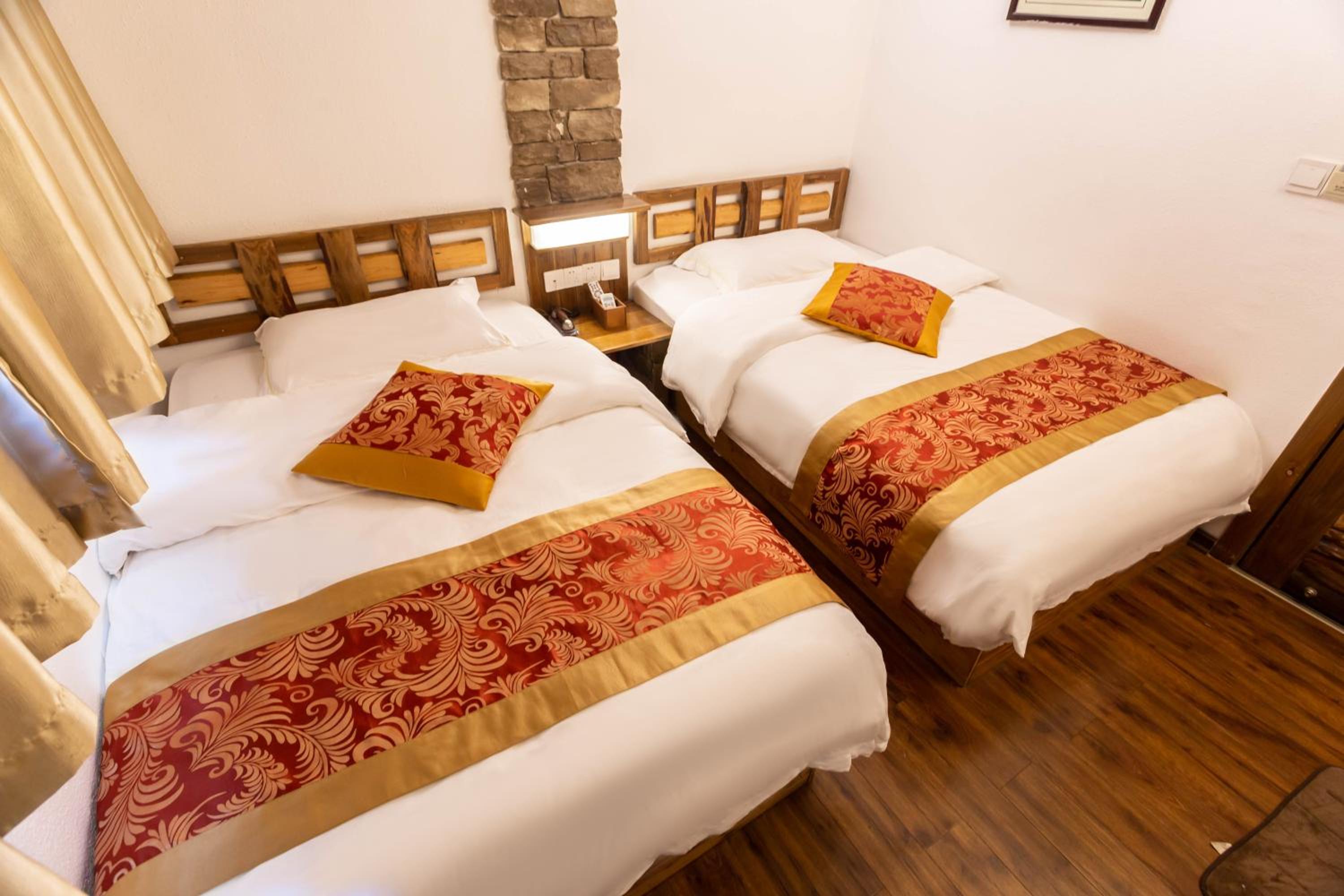 Destination Youth Hostel-Walk 5 minutes to east entrance of national park,Coffee,Book tickets,Laundry service,Experienced tour guide service