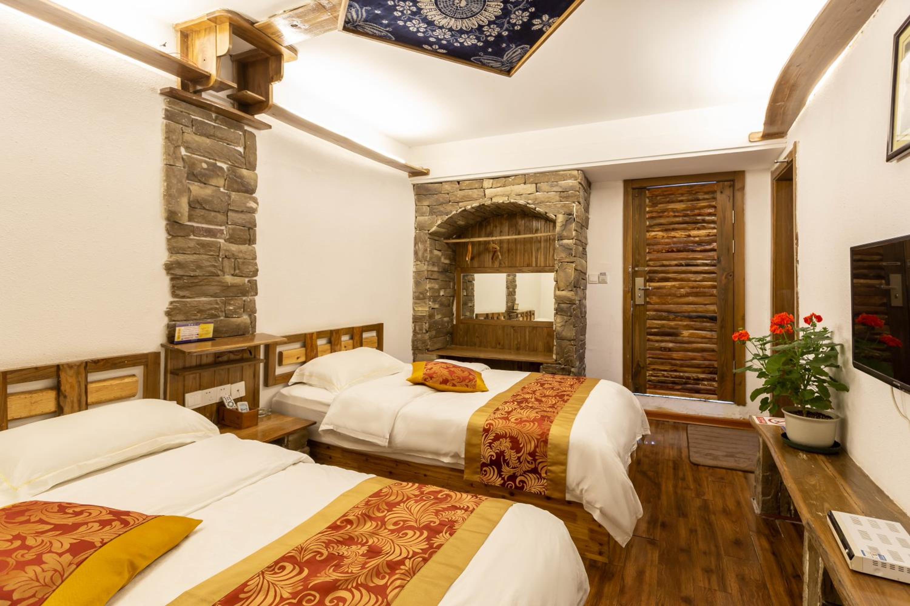 Destination Youth Hostel-Walk 5 minutes to east entrance of national park,Coffee,Book tickets,Laundry service,Experienced tour guide service