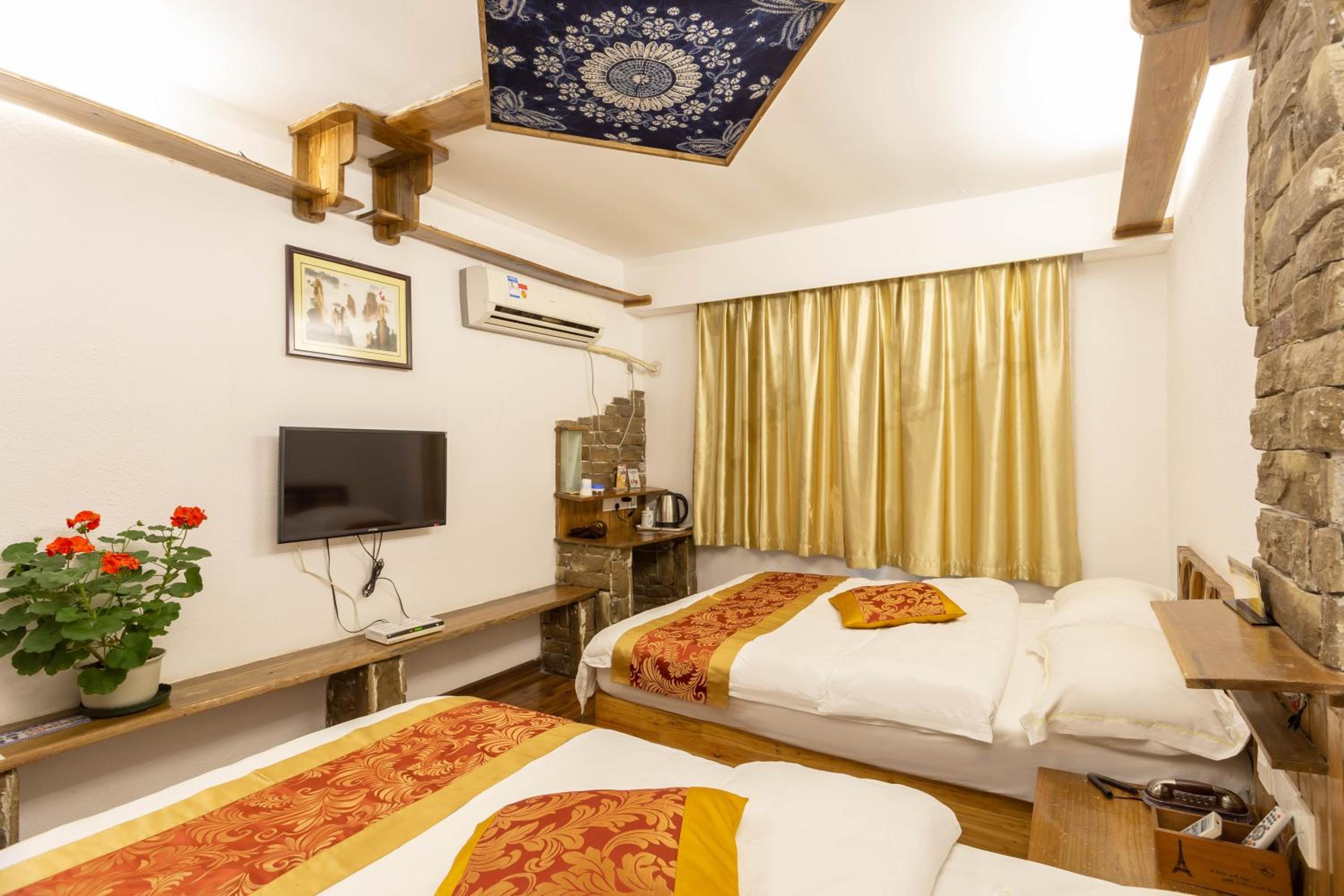 Destination Youth Hostel-Walk 5 minutes to east entrance of national park,Coffee,Book tickets,Laundry service,Experienced tour guide service