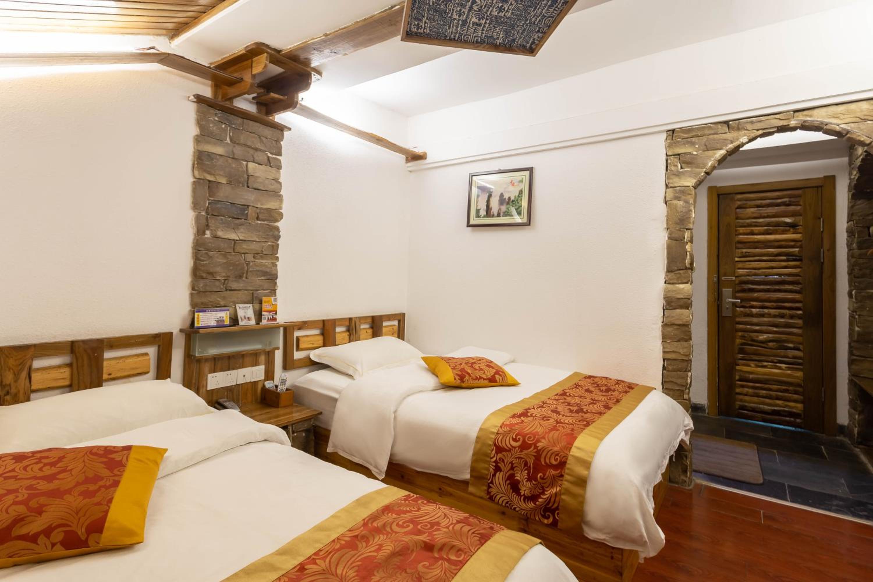 Destination Youth Hostel-Walk 5 minutes to east entrance of national park,Coffee,Book tickets,Laundry service,Experienced tour guide service
