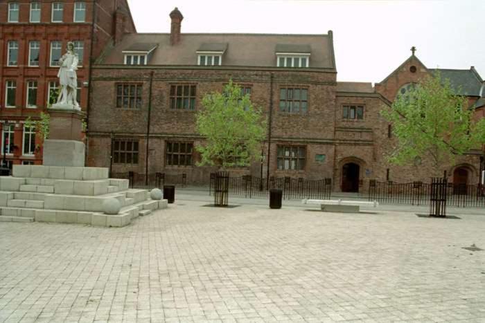 Hullidays - 'Old School Penthouse' Trinity Square