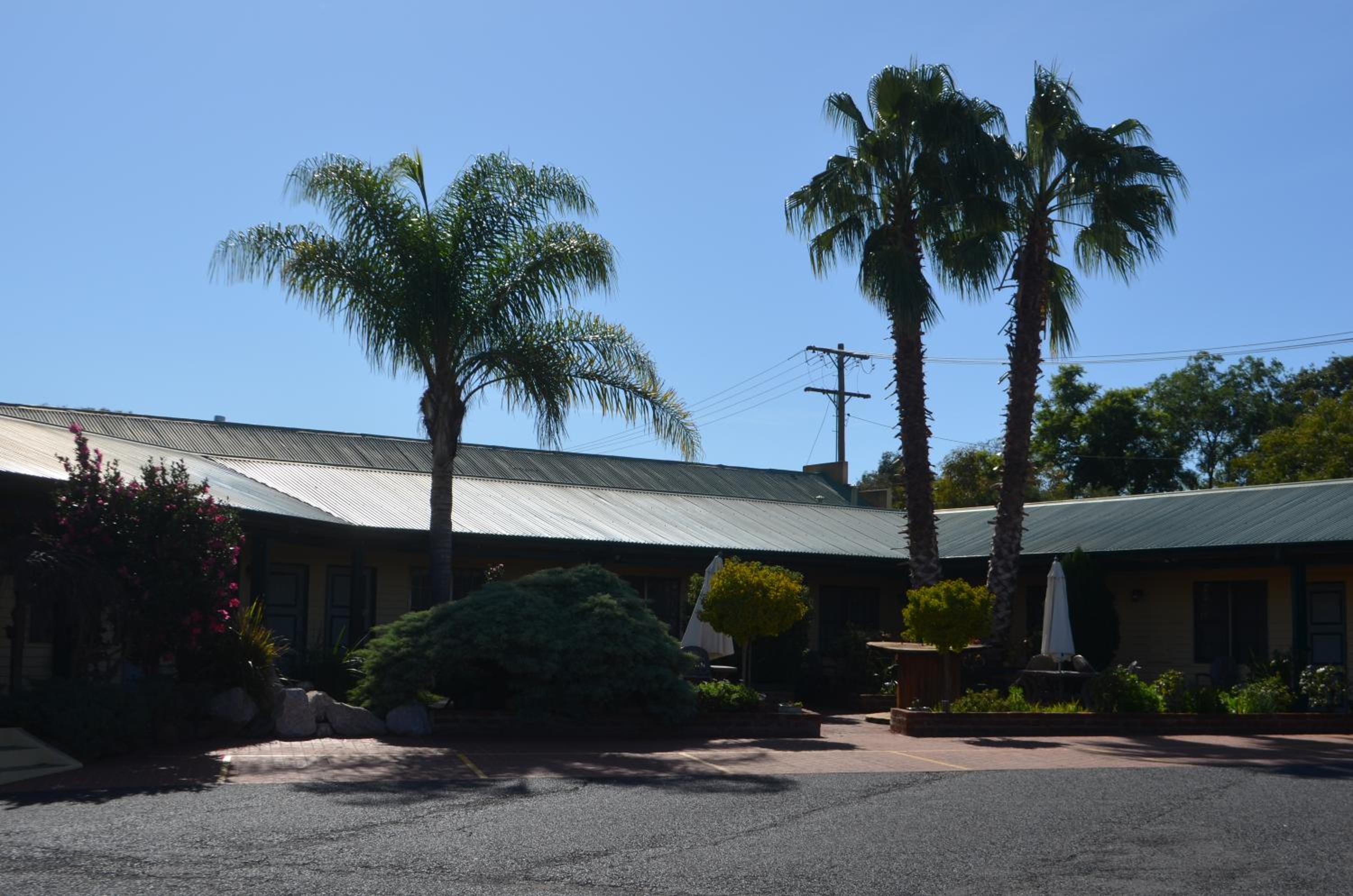 Ten Dollar Town Motel