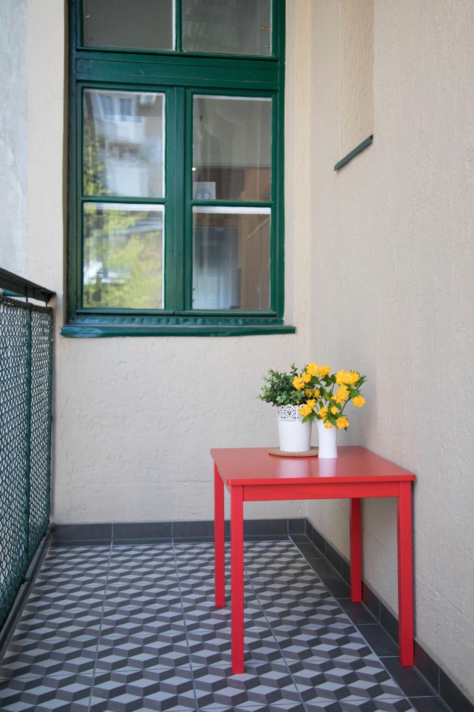 Spacious and Modern Central Triplex- FREE PARKING! view 5