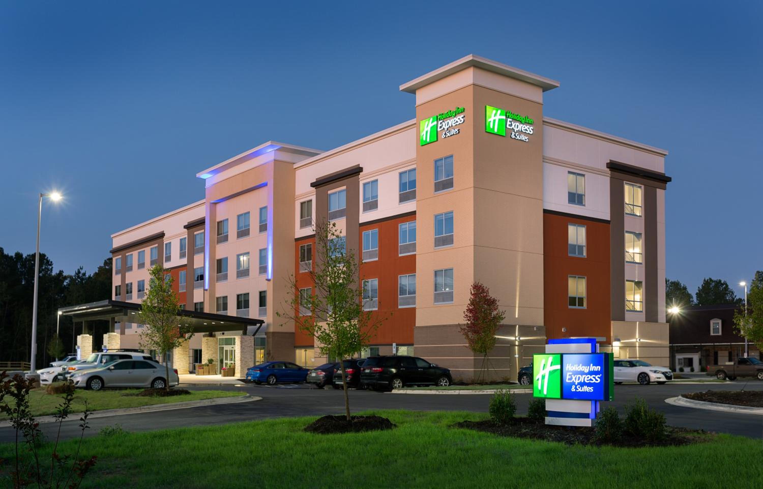Hotel Holiday Inn Express & Suites - Fayetteville South, an IHG Hotel - Image 1