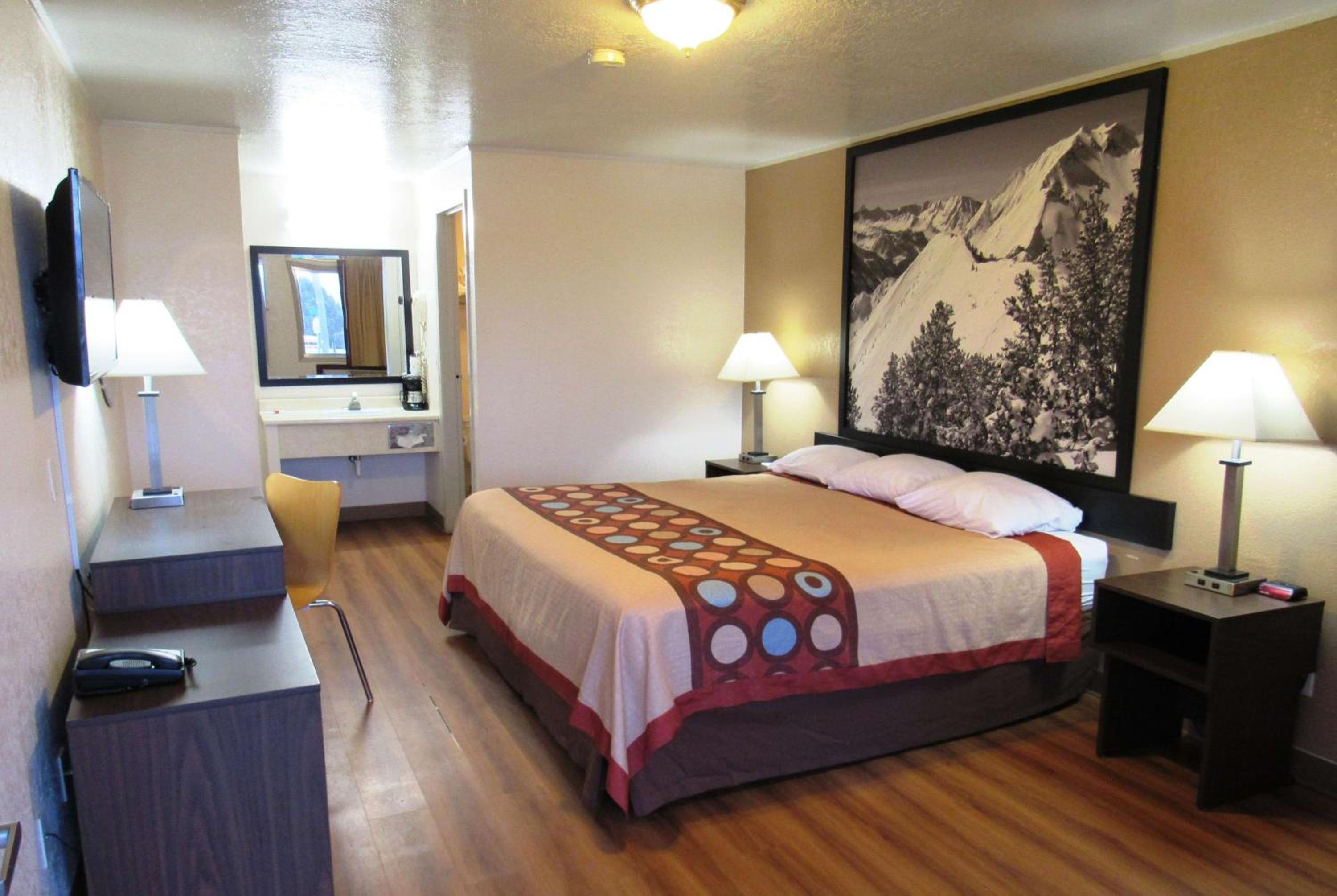 Super 8 by Wyndham Evanston view 4