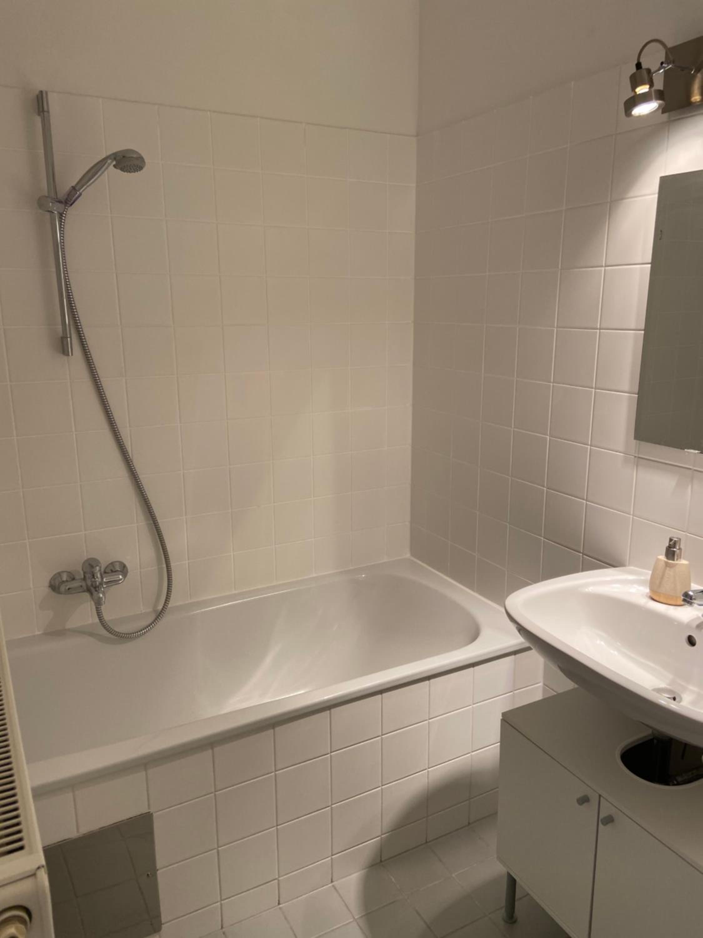 Bright apartment with a free parking garage @ Wienerberg