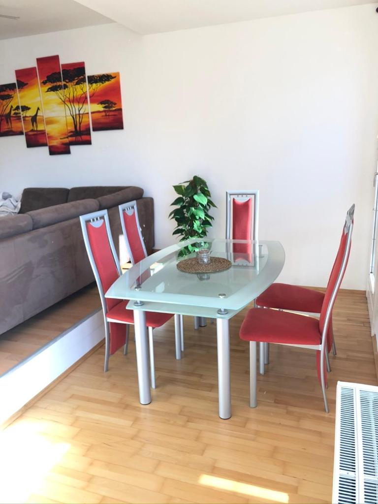 Bright apartment with a free parking garage @ Wienerberg