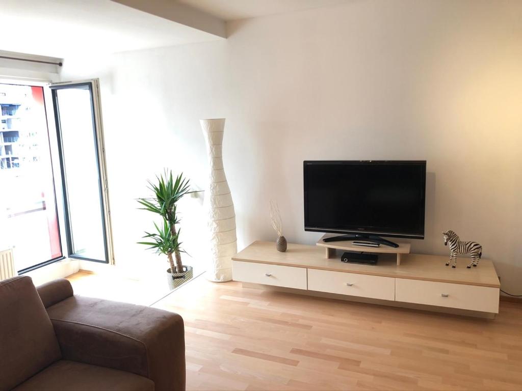 Bright apartment with a free parking garage @ Wienerberg