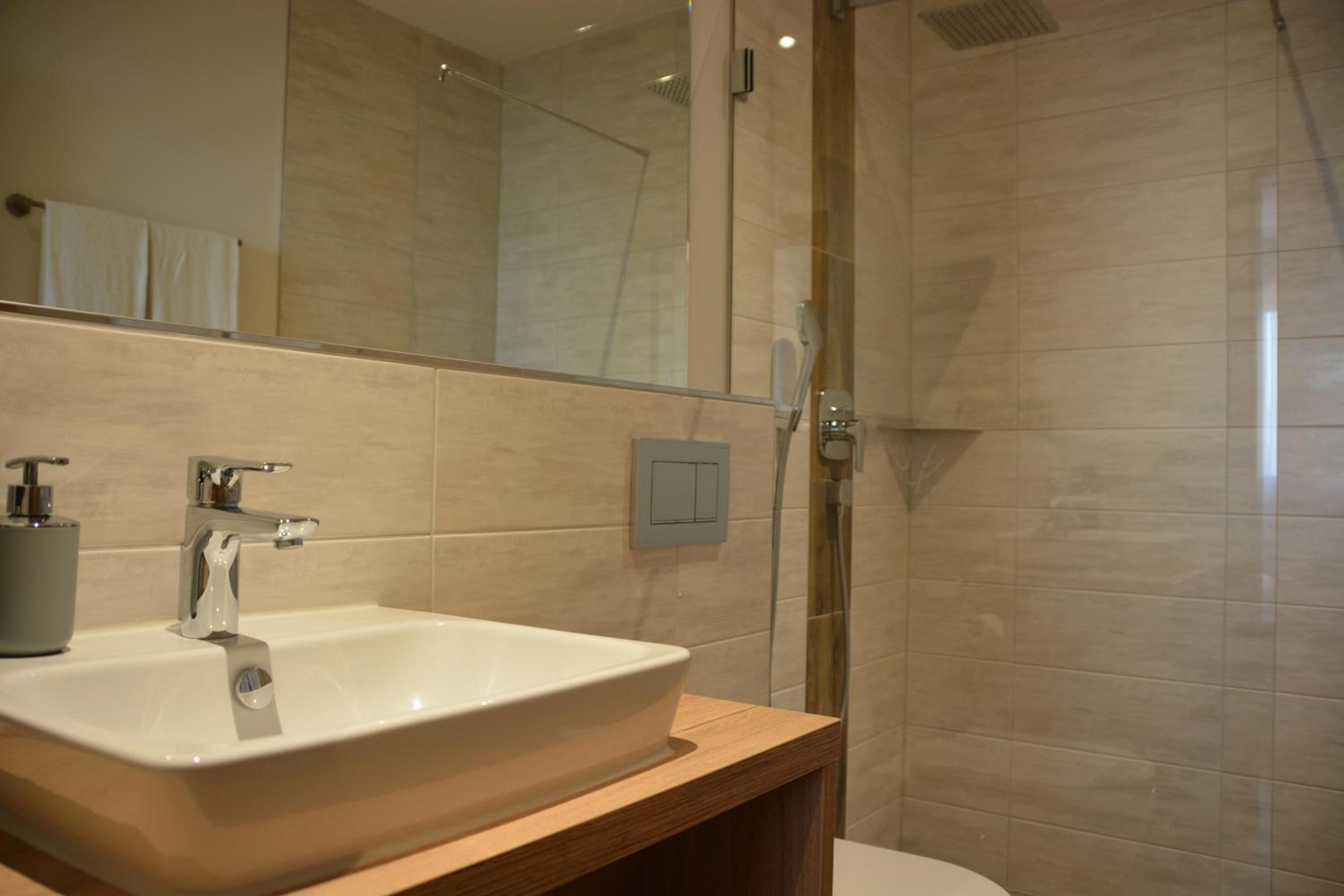 Weingut Bugner Meizelhof en Klein-Winternheim — bathroom